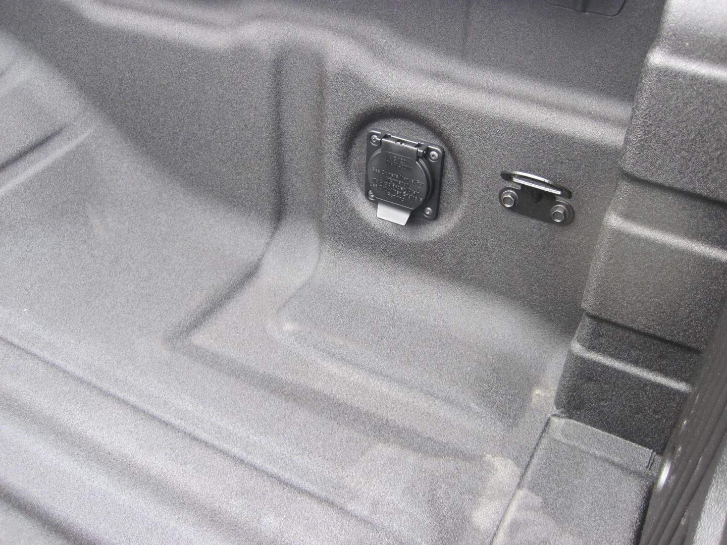 2024 white /black Nissan Frontier S Crew Cab 4WD (1N6ED1EK4RN) with an 3.8L V6 DOHC 24V engine, 9A transmission, located at 9530 Old Seward Highway, Anchorage, AK, 99515, (907) 349-3343, 61.134140, -149.865570 - Photo#7