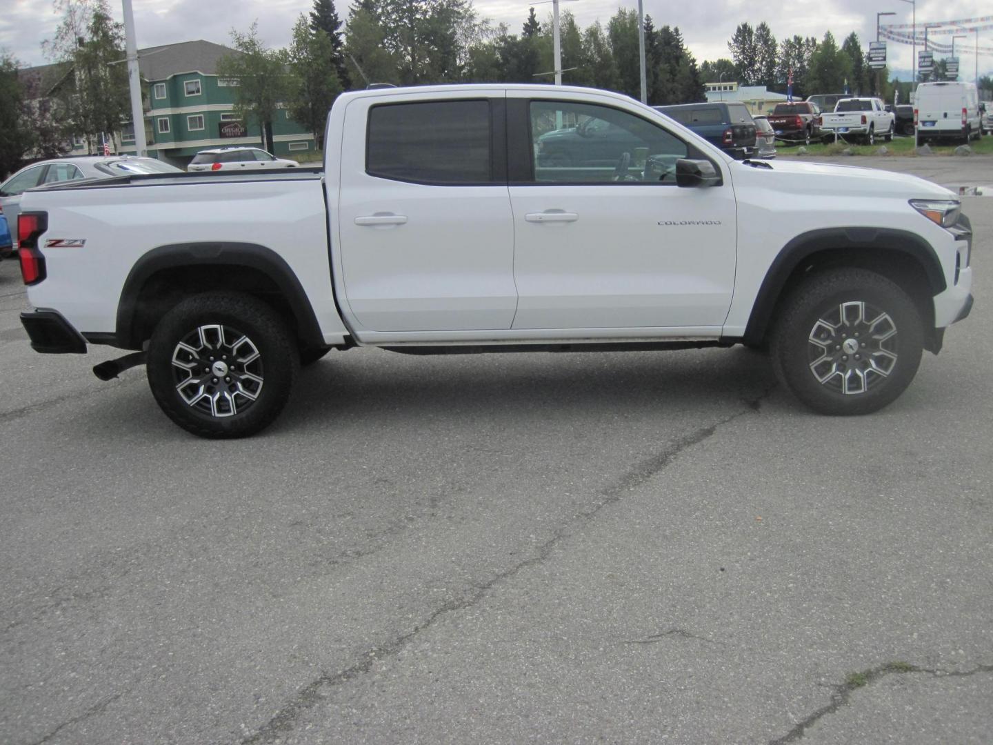 2023 white /11803 Chevrolet Colorado Z71 Crew Cab 4WD (1GCPTDEK2P1) with an 2.7L L4 DOHC 16V TURBO engine, 6A transmission, located at 9530 Old Seward Highway, Anchorage, AK, 99515, (907) 349-3343, 61.134140, -149.865570 - Nice Chevrolet Colorado Z71 come take a test drive, - Photo#3