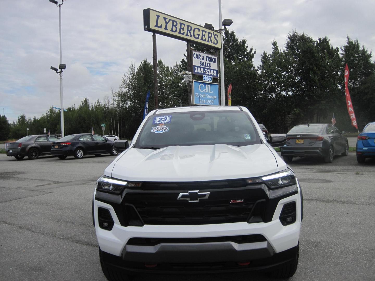 2023 white /11803 Chevrolet Colorado Z71 Crew Cab 4WD (1GCPTDEK2P1) with an 2.7L L4 DOHC 16V TURBO engine, 6A transmission, located at 9530 Old Seward Highway, Anchorage, AK, 99515, (907) 349-3343, 61.134140, -149.865570 - Nice Chevrolet Colorado Z71 come take a test drive, - Photo#2
