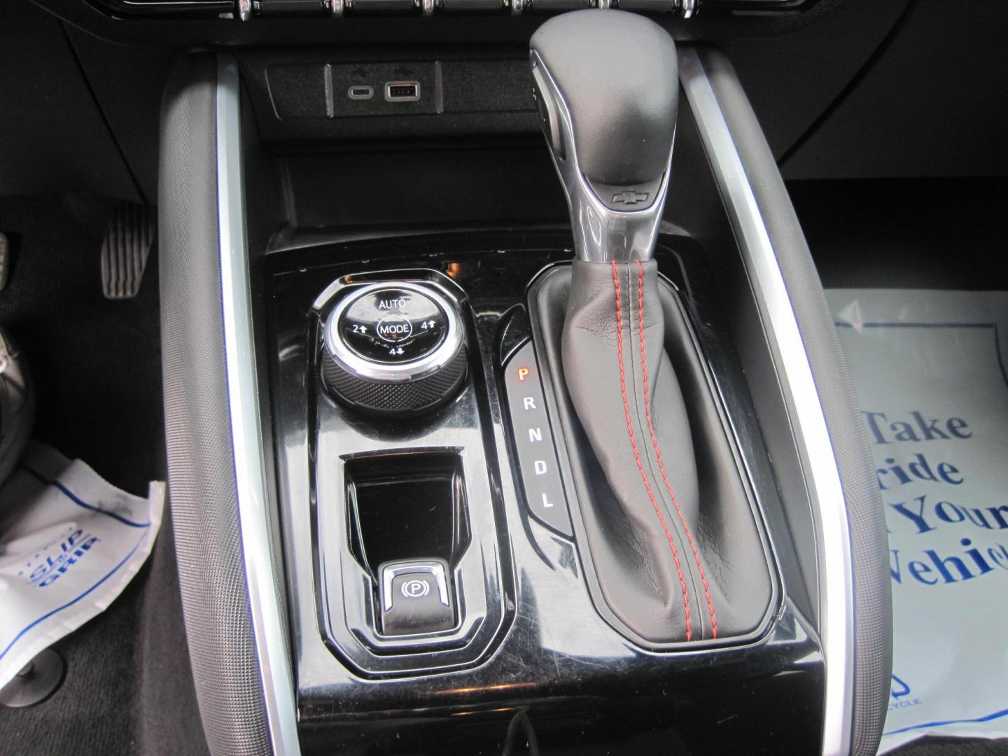 2023 white /11803 Chevrolet Colorado Z71 Crew Cab 4WD (1GCPTDEK2P1) with an 2.7L L4 DOHC 16V TURBO engine, 6A transmission, located at 9530 Old Seward Highway, Anchorage, AK, 99515, (907) 349-3343, 61.134140, -149.865570 - Nice Chevrolet Colorado Z71 come take a test drive, - Photo#19