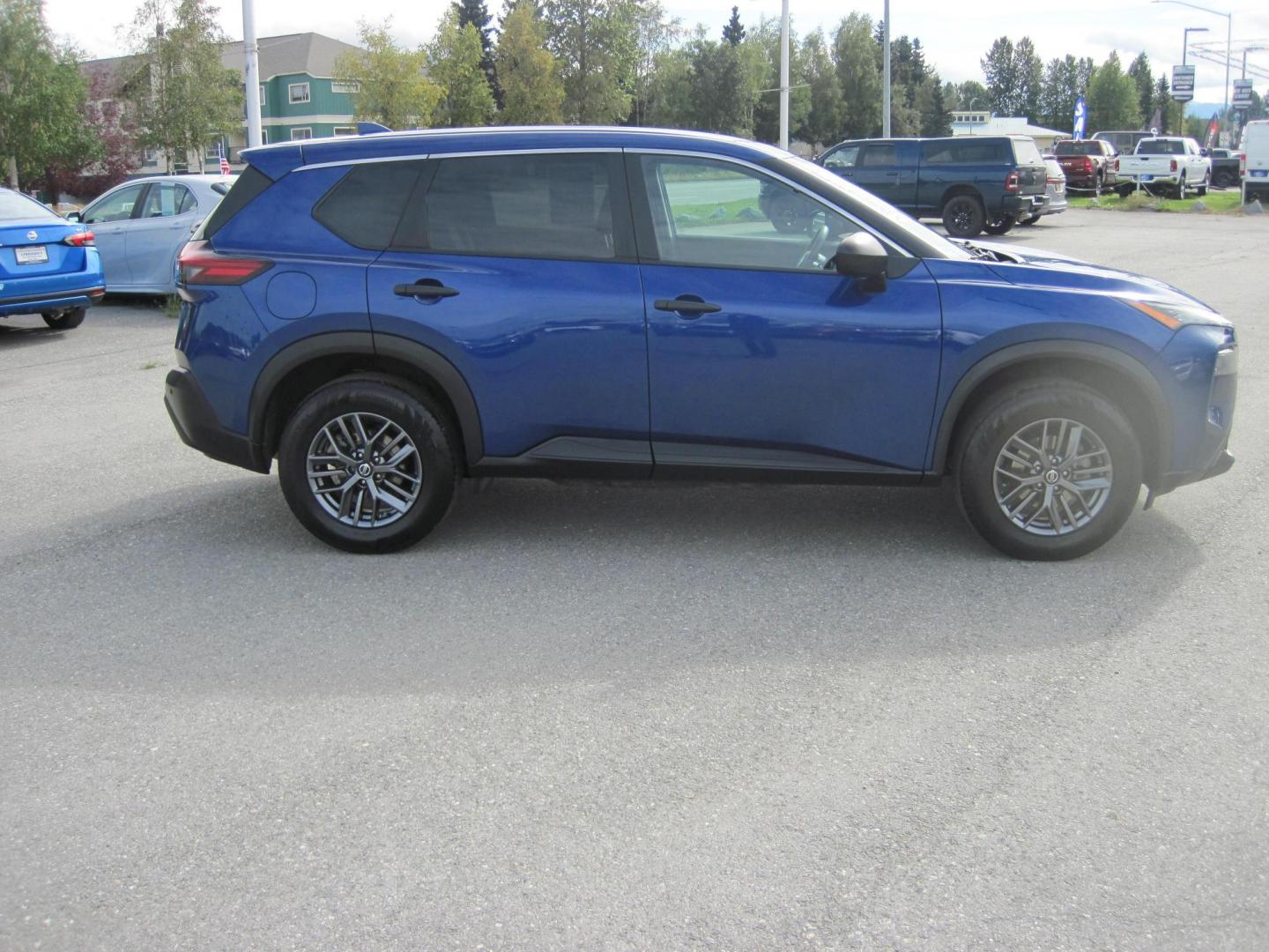 2021 blue /black Nissan Rogue S AWD (5N1AT3AB5MC) with an 2.5L L4 DOHC 16V engine, CVT transmission, located at 9530 Old Seward Highway, Anchorage, AK, 99515, (907) 349-3343, 61.134140, -149.865570 - Low Miles on this Nissan Rogue come take a test drive - Photo#3
