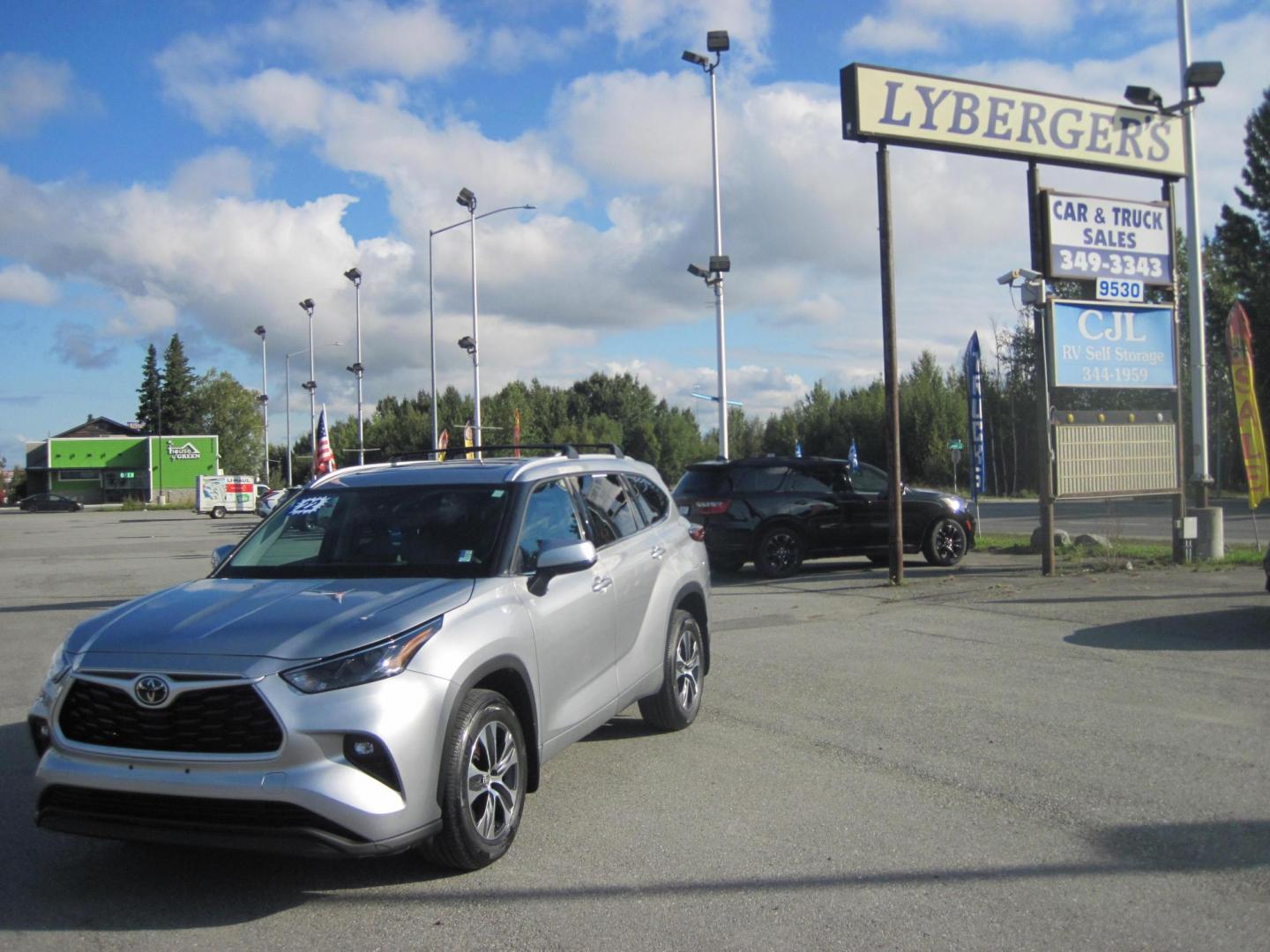 2022 silver /black Toyota Highlander XLE Nav AWD V6 (5TDHZRBH5NS) with an 3.5L V6 DOHC 24V engine, 6A transmission, located at 9530 Old Seward Highway, Anchorage, AK, 99515, (907) 349-3343, 61.134140, -149.865570 - Nice Low Miles on this 2022 Toyota Highlander XLE, come take a test drive - Photo#1