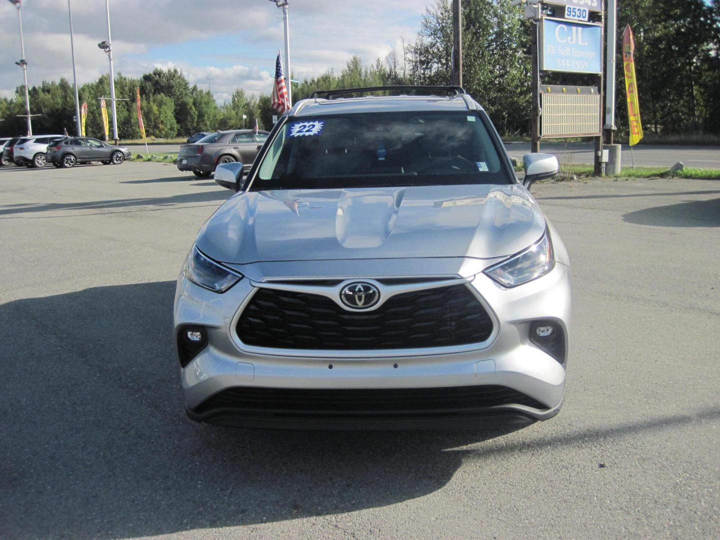 2022 silver /black Toyota Highlander XLE Nav AWD V6 (5TDHZRBH5NS) with an 3.5L V6 DOHC 24V engine, 6A transmission, located at 9530 Old Seward Highway, Anchorage, AK, 99515, (907) 349-3343, 61.134140, -149.865570 - Nice Low Miles on this 2022 Toyota Highlander XLE, come take a test drive - Photo#2