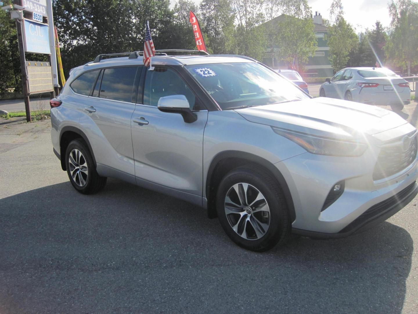 2022 silver /black Toyota Highlander XLE Nav AWD V6 (5TDHZRBH5NS) with an 3.5L V6 DOHC 24V engine, 6A transmission, located at 9530 Old Seward Highway, Anchorage, AK, 99515, (907) 349-3343, 61.134140, -149.865570 - Nice Low Miles on this 2022 Toyota Highlander XLE, come take a test drive - Photo#3