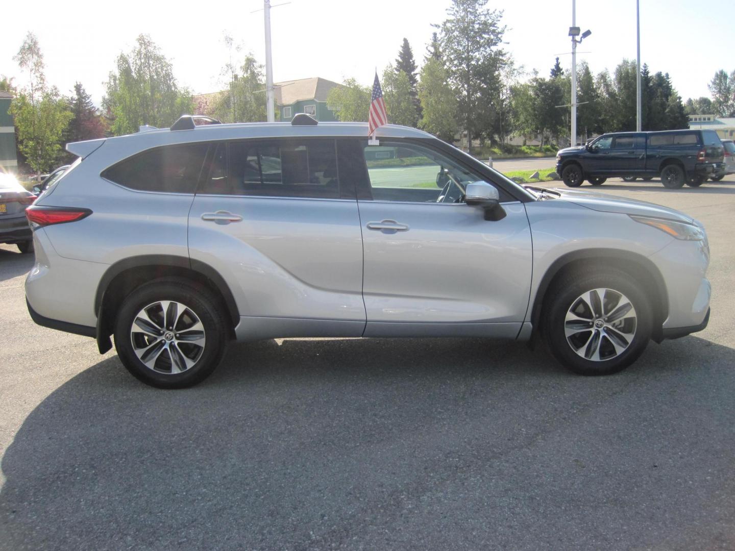 2022 silver /black Toyota Highlander XLE Nav AWD V6 (5TDHZRBH5NS) with an 3.5L V6 DOHC 24V engine, 6A transmission, located at 9530 Old Seward Highway, Anchorage, AK, 99515, (907) 349-3343, 61.134140, -149.865570 - Nice Low Miles on this 2022 Toyota Highlander XLE, come take a test drive - Photo#4