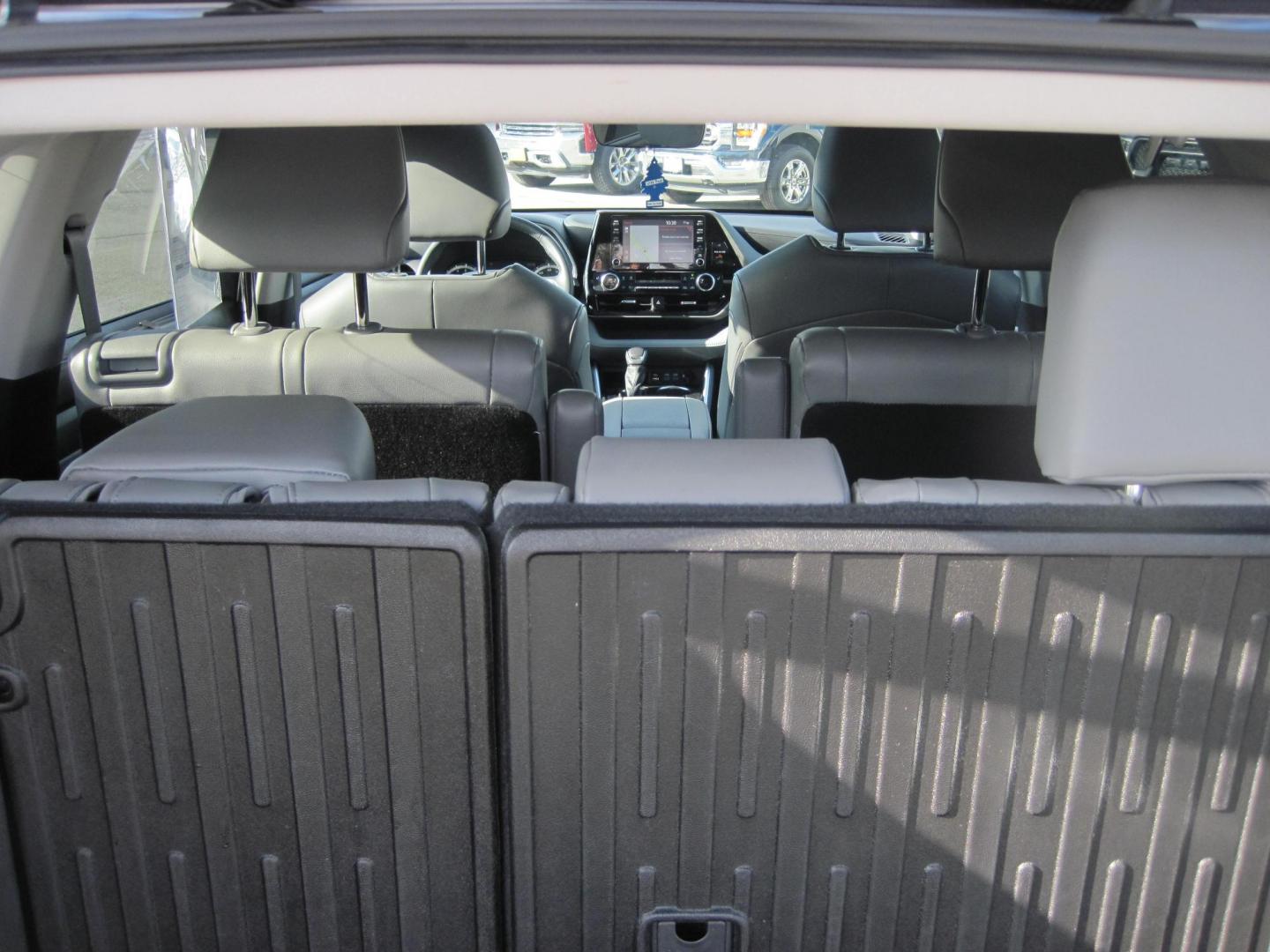2022 silver /black Toyota Highlander XLE Nav AWD V6 (5TDHZRBH5NS) with an 3.5L V6 DOHC 24V engine, 6A transmission, located at 9530 Old Seward Highway, Anchorage, AK, 99515, (907) 349-3343, 61.134140, -149.865570 - Nice Low Miles on this 2022 Toyota Highlander XLE, come take a test drive - Photo#7
