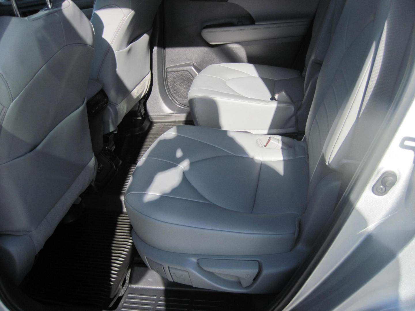 2022 silver /black Toyota Highlander XLE Nav AWD V6 (5TDHZRBH5NS) with an 3.5L V6 DOHC 24V engine, 6A transmission, located at 9530 Old Seward Highway, Anchorage, AK, 99515, (907) 349-3343, 61.134140, -149.865570 - Nice Low Miles on this 2022 Toyota Highlander XLE, come take a test drive - Photo#8