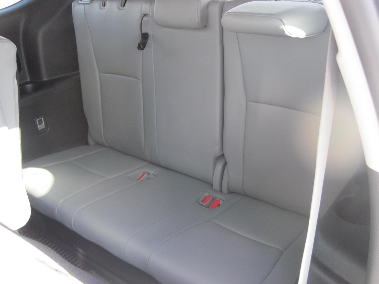2022 silver /black Toyota Highlander XLE Nav AWD V6 (5TDHZRBH5NS) with an 3.5L V6 DOHC 24V engine, 6A transmission, located at 9530 Old Seward Highway, Anchorage, AK, 99515, (907) 349-3343, 61.134140, -149.865570 - Nice Low Miles on this 2022 Toyota Highlander XLE, come take a test drive - Photo#9