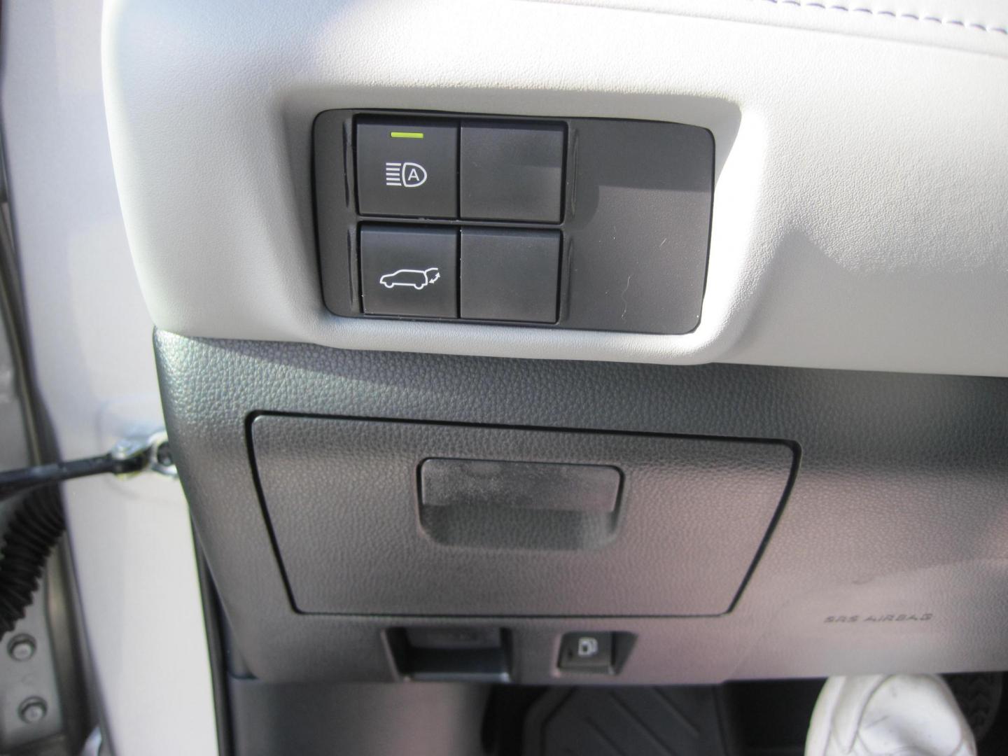 2022 silver /black Toyota Highlander XLE Nav AWD V6 (5TDHZRBH5NS) with an 3.5L V6 DOHC 24V engine, 6A transmission, located at 9530 Old Seward Highway, Anchorage, AK, 99515, (907) 349-3343, 61.134140, -149.865570 - Nice Low Miles on this 2022 Toyota Highlander XLE, come take a test drive - Photo#12
