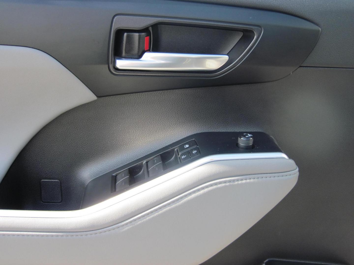 2022 silver /black Toyota Highlander XLE Nav AWD V6 (5TDHZRBH5NS) with an 3.5L V6 DOHC 24V engine, 6A transmission, located at 9530 Old Seward Highway, Anchorage, AK, 99515, (907) 349-3343, 61.134140, -149.865570 - Nice Low Miles on this 2022 Toyota Highlander XLE, come take a test drive - Photo#11