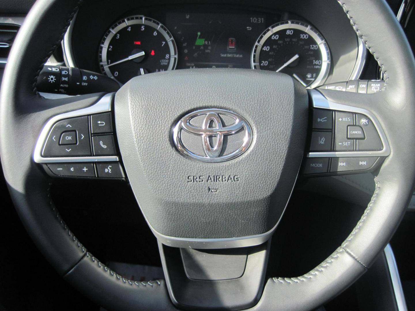 2022 silver /black Toyota Highlander XLE Nav AWD V6 (5TDHZRBH5NS) with an 3.5L V6 DOHC 24V engine, 6A transmission, located at 9530 Old Seward Highway, Anchorage, AK, 99515, (907) 349-3343, 61.134140, -149.865570 - Nice Low Miles on this 2022 Toyota Highlander XLE, come take a test drive - Photo#13