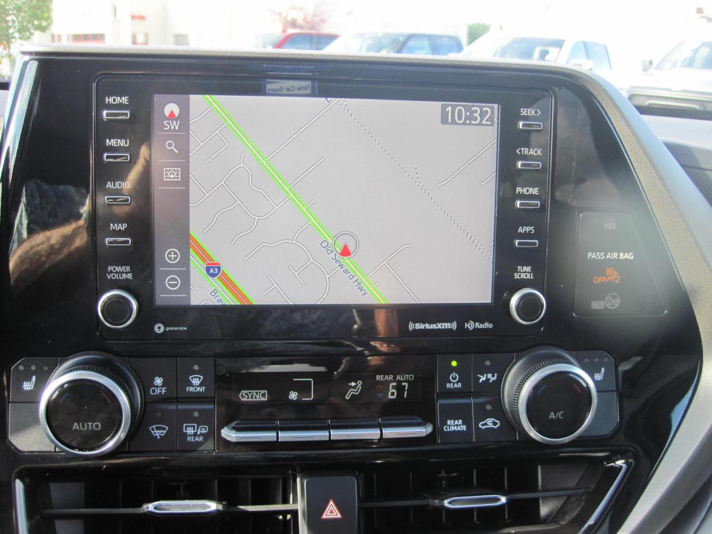 2022 silver /black Toyota Highlander XLE Nav AWD V6 (5TDHZRBH5NS) with an 3.5L V6 DOHC 24V engine, 6A transmission, located at 9530 Old Seward Highway, Anchorage, AK, 99515, (907) 349-3343, 61.134140, -149.865570 - Nice Low Miles on this 2022 Toyota Highlander XLE, come take a test drive - Photo#15