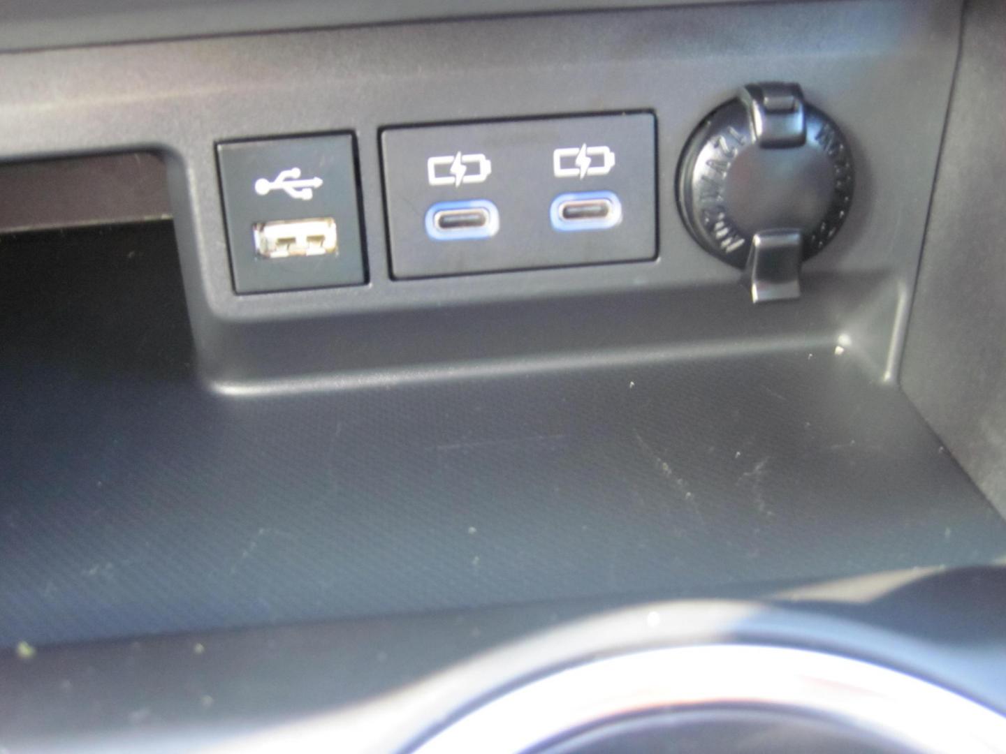 2022 silver /black Toyota Highlander XLE Nav AWD V6 (5TDHZRBH5NS) with an 3.5L V6 DOHC 24V engine, 6A transmission, located at 9530 Old Seward Highway, Anchorage, AK, 99515, (907) 349-3343, 61.134140, -149.865570 - Nice Low Miles on this 2022 Toyota Highlander XLE, come take a test drive - Photo#16