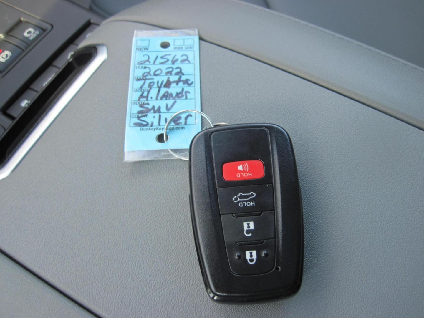 2022 silver /black Toyota Highlander XLE Nav AWD V6 (5TDHZRBH5NS) with an 3.5L V6 DOHC 24V engine, 6A transmission, located at 9530 Old Seward Highway, Anchorage, AK, 99515, (907) 349-3343, 61.134140, -149.865570 - Nice Low Miles on this 2022 Toyota Highlander XLE, come take a test drive - Photo#22