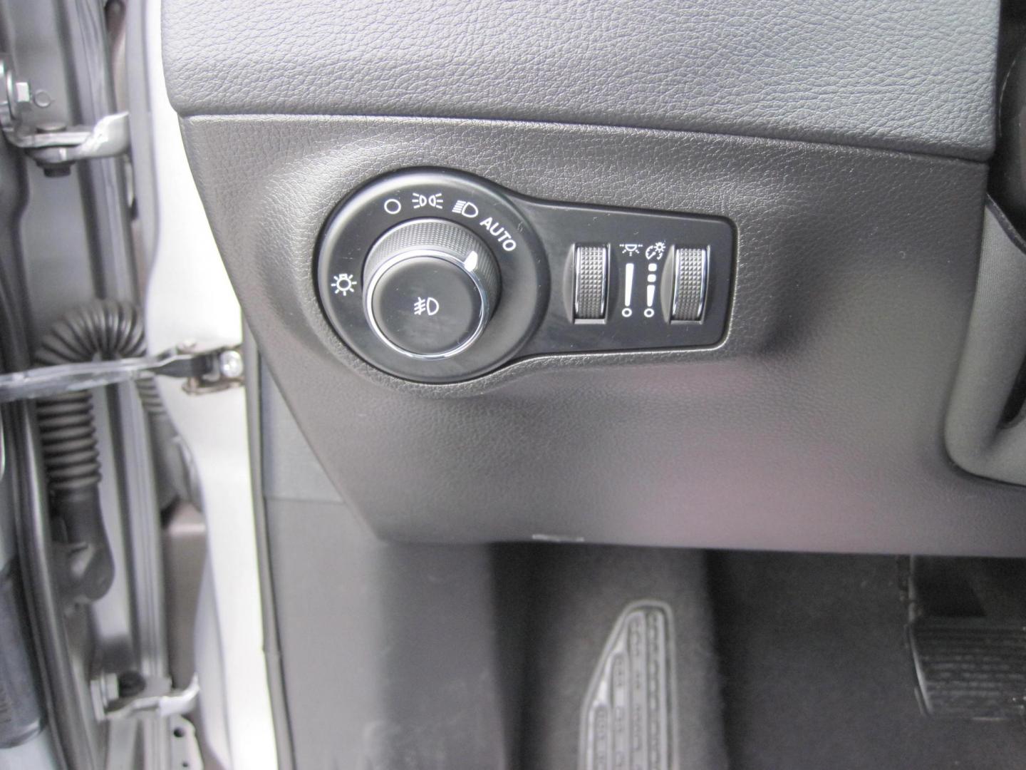 2020 silver /black Jeep Compass Limited 4WD (3C4NJDCB3LT) with an 2.4L L4 DOHC 16V engine, CVT transmission, located at 9530 Old Seward Highway, Anchorage, AK, 99515, (907) 349-3343, 61.134140, -149.865570 - 2020 Jeep Compass Limited come take a test drive - Photo#9