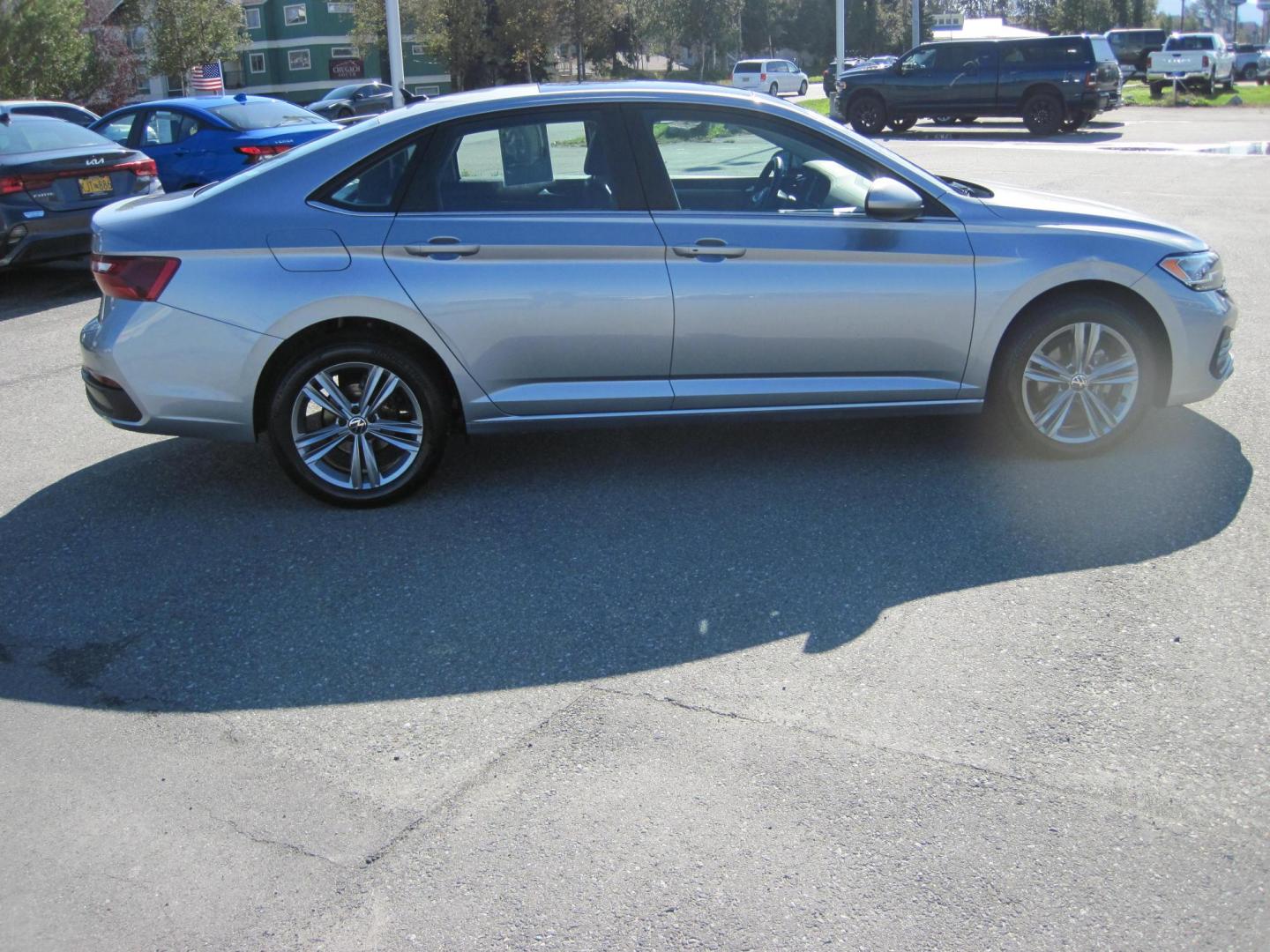 2024 silver /black Volkswagen Jetta SE (3VW7M7BU3RM) with an 1.5L L4 DOHC 16V engine, 8A transmission, located at 9530 Old Seward Highway, Anchorage, AK, 99515, (907) 349-3343, 61.134140, -149.865570 - Nice 2024 Volks Wagen Jetta with sun roof come take a test drive. - Photo#3