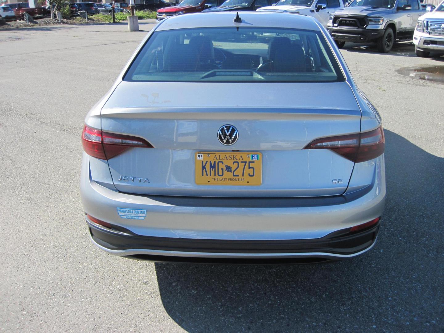 2024 silver /black Volkswagen Jetta SE (3VW7M7BU3RM) with an 1.5L L4 DOHC 16V engine, 8A transmission, located at 9530 Old Seward Highway, Anchorage, AK, 99515, (907) 349-3343, 61.134140, -149.865570 - Nice 2024 Volks Wagen Jetta with sun roof come take a test drive. - Photo#4