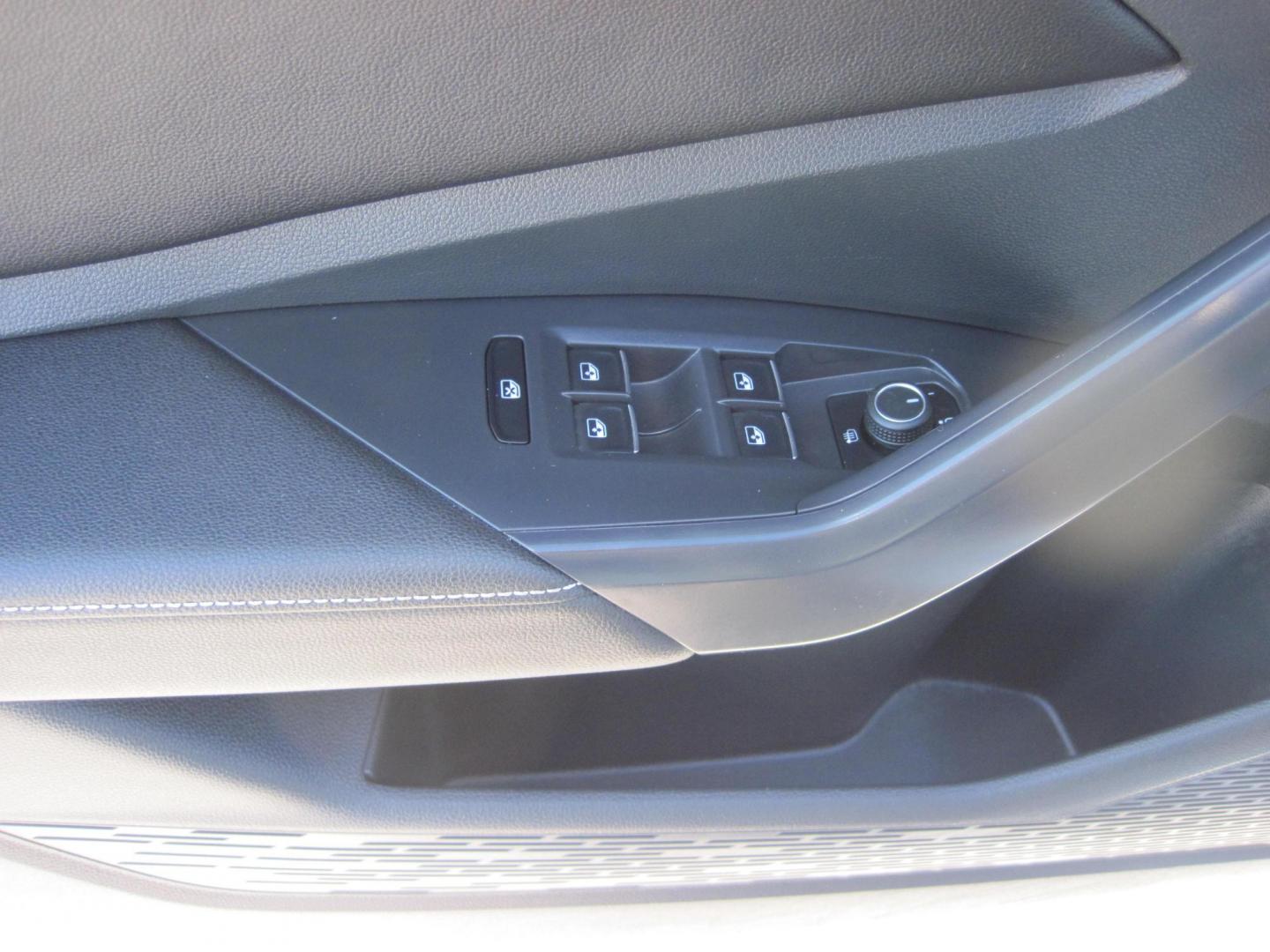 2024 silver /black Volkswagen Jetta SE (3VW7M7BU3RM) with an 1.5L L4 DOHC 16V engine, 8A transmission, located at 9530 Old Seward Highway, Anchorage, AK, 99515, (907) 349-3343, 61.134140, -149.865570 - Nice 2024 Volks Wagen Jetta with sun roof come take a test drive. - Photo#9
