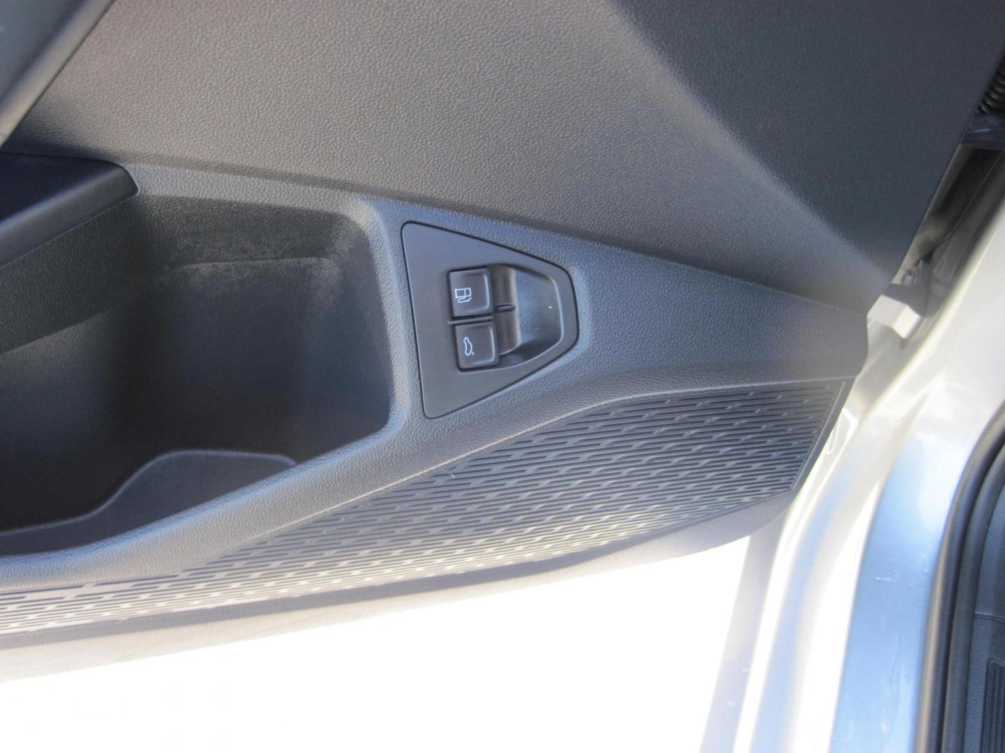 2024 silver /black Volkswagen Jetta SE (3VW7M7BU3RM) with an 1.5L L4 DOHC 16V engine, 8A transmission, located at 9530 Old Seward Highway, Anchorage, AK, 99515, (907) 349-3343, 61.134140, -149.865570 - Nice 2024 Volks Wagen Jetta with sun roof come take a test drive. - Photo#10