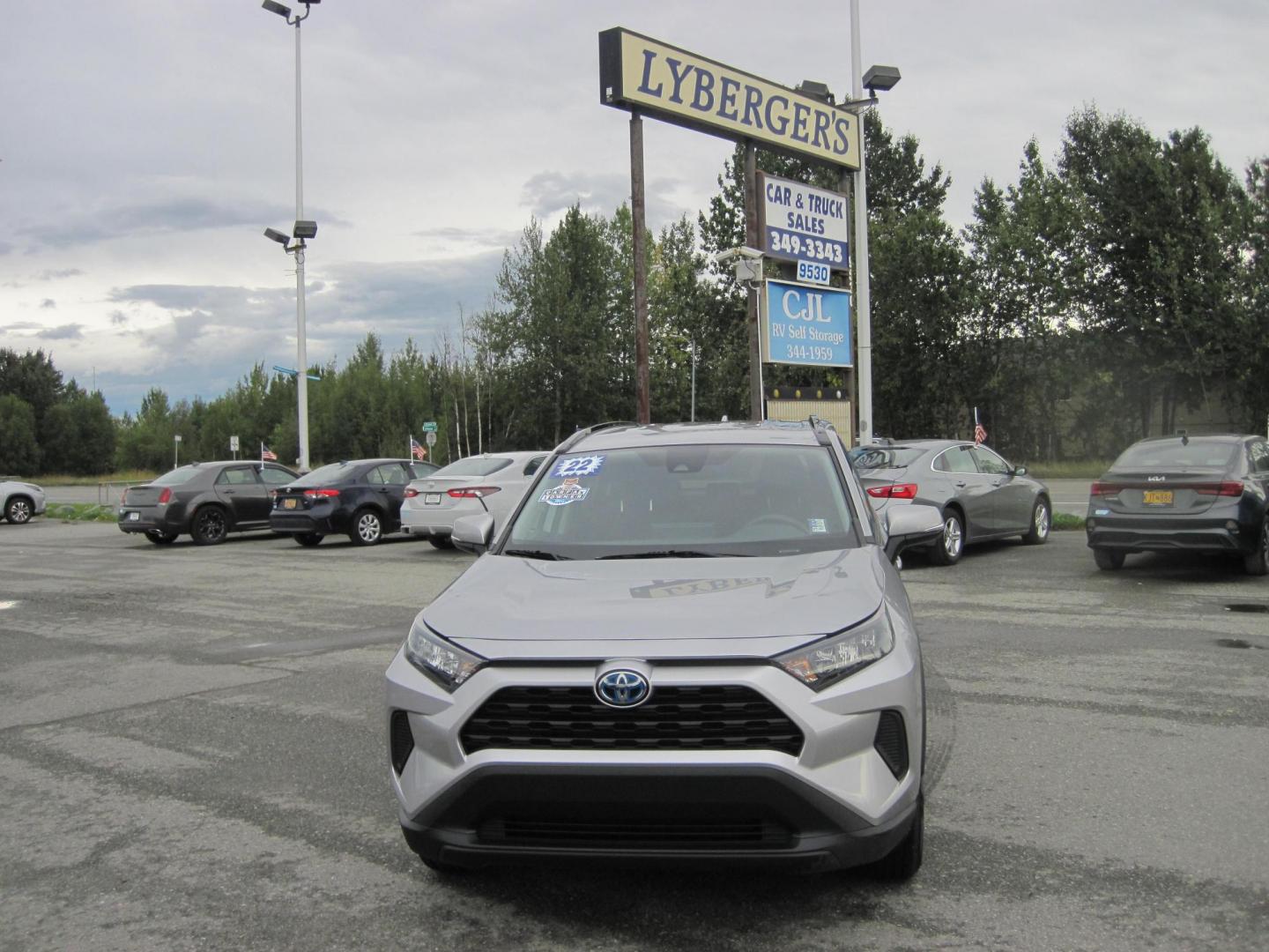 2022 silver /black Toyota RAV4 Hybrid LE (4T3MWRFV8NU) with an 2.5L L4 DOHC 16V HYBRID engine, CVT transmission, located at 9530 Old Seward Highway, Anchorage, AK, 99515, (907) 349-3343, 61.134140, -149.865570 - Low Miles on this 2022 Toyota Rav4 Hybrid LE come take a test drive - Photo#2