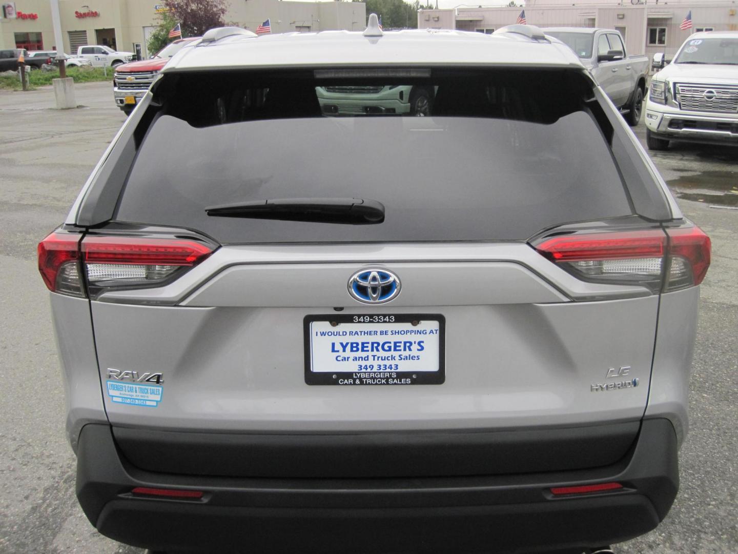 2022 silver /black Toyota RAV4 Hybrid LE (4T3MWRFV8NU) with an 2.5L L4 DOHC 16V HYBRID engine, CVT transmission, located at 9530 Old Seward Highway, Anchorage, AK, 99515, (907) 349-3343, 61.134140, -149.865570 - Low Miles on this 2022 Toyota Rav4 Hybrid LE come take a test drive - Photo#5