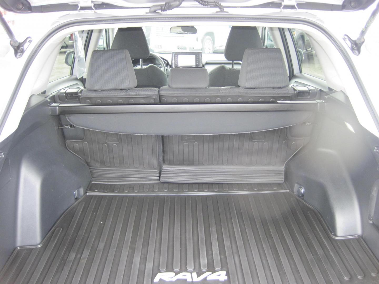 2022 silver /black Toyota RAV4 Hybrid LE (4T3MWRFV8NU) with an 2.5L L4 DOHC 16V HYBRID engine, CVT transmission, located at 9530 Old Seward Highway, Anchorage, AK, 99515, (907) 349-3343, 61.134140, -149.865570 - Low Miles on this 2022 Toyota Rav4 Hybrid LE come take a test drive - Photo#7