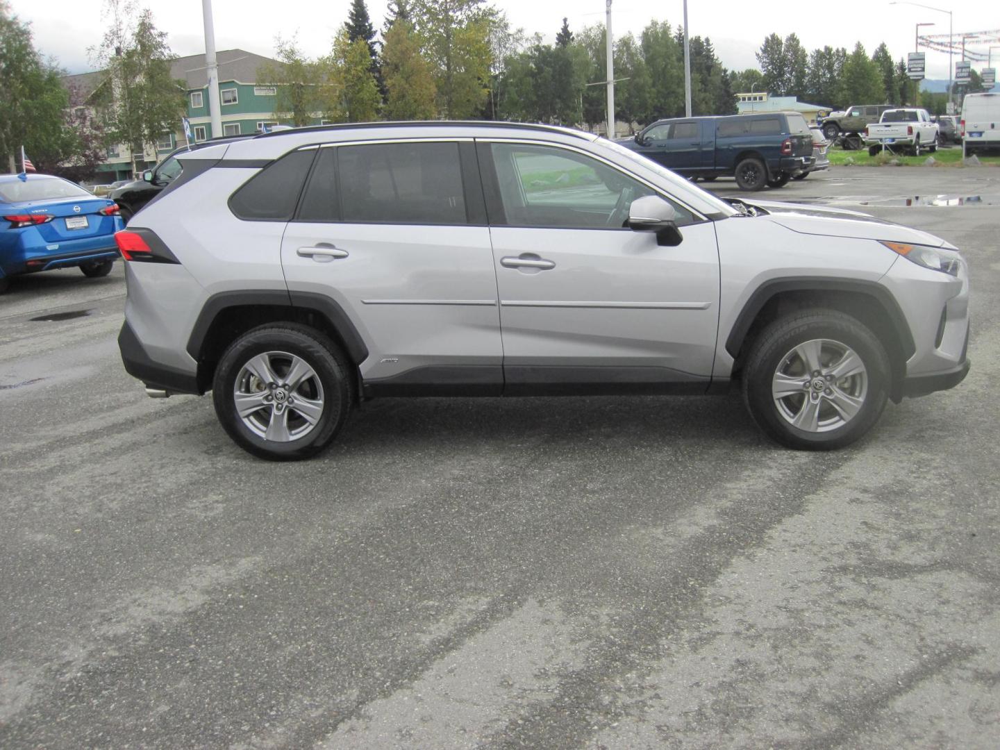 2022 silver /black Toyota RAV4 Hybrid LE (4T3MWRFV8NU) with an 2.5L L4 DOHC 16V HYBRID engine, CVT transmission, located at 9530 Old Seward Highway, Anchorage, AK, 99515, (907) 349-3343, 61.134140, -149.865570 - Low Miles on this 2022 Toyota Rav4 Hybrid LE come take a test drive - Photo#4