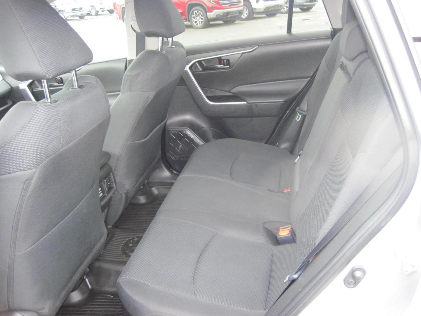2022 silver /black Toyota RAV4 Hybrid LE (4T3MWRFV8NU) with an 2.5L L4 DOHC 16V HYBRID engine, CVT transmission, located at 9530 Old Seward Highway, Anchorage, AK, 99515, (907) 349-3343, 61.134140, -149.865570 - Low Miles on this 2022 Toyota Rav4 Hybrid LE come take a test drive - Photo#8