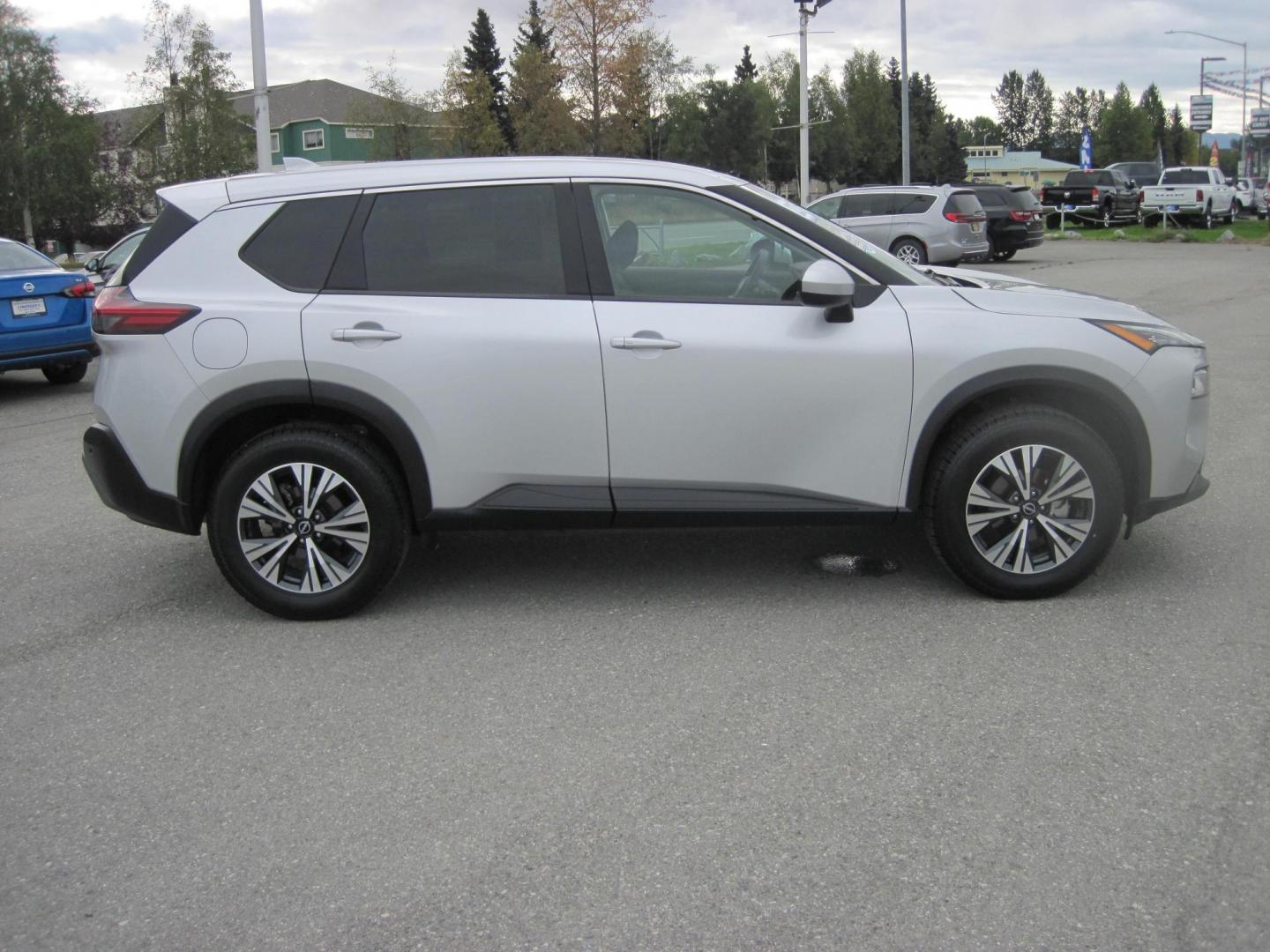 2023 silver /black Nissan Rogue SV AWD (5N1BT3BB4PC) with an 2.5L L4 DOHC 16V engine, CVT transmission, located at 9530 Old Seward Highway, Anchorage, AK, 99515, (907) 349-3343, 61.134140, -149.865570 - Nice 2023 Nissan Rogue SV come take a test drive - Photo#3