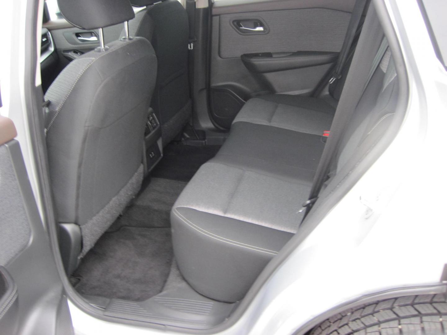 2023 silver /black Nissan Rogue SV AWD (5N1BT3BB4PC) with an 2.5L L4 DOHC 16V engine, CVT transmission, located at 9530 Old Seward Highway, Anchorage, AK, 99515, (907) 349-3343, 61.134140, -149.865570 - Nice 2023 Nissan Rogue SV come take a test drive - Photo#7
