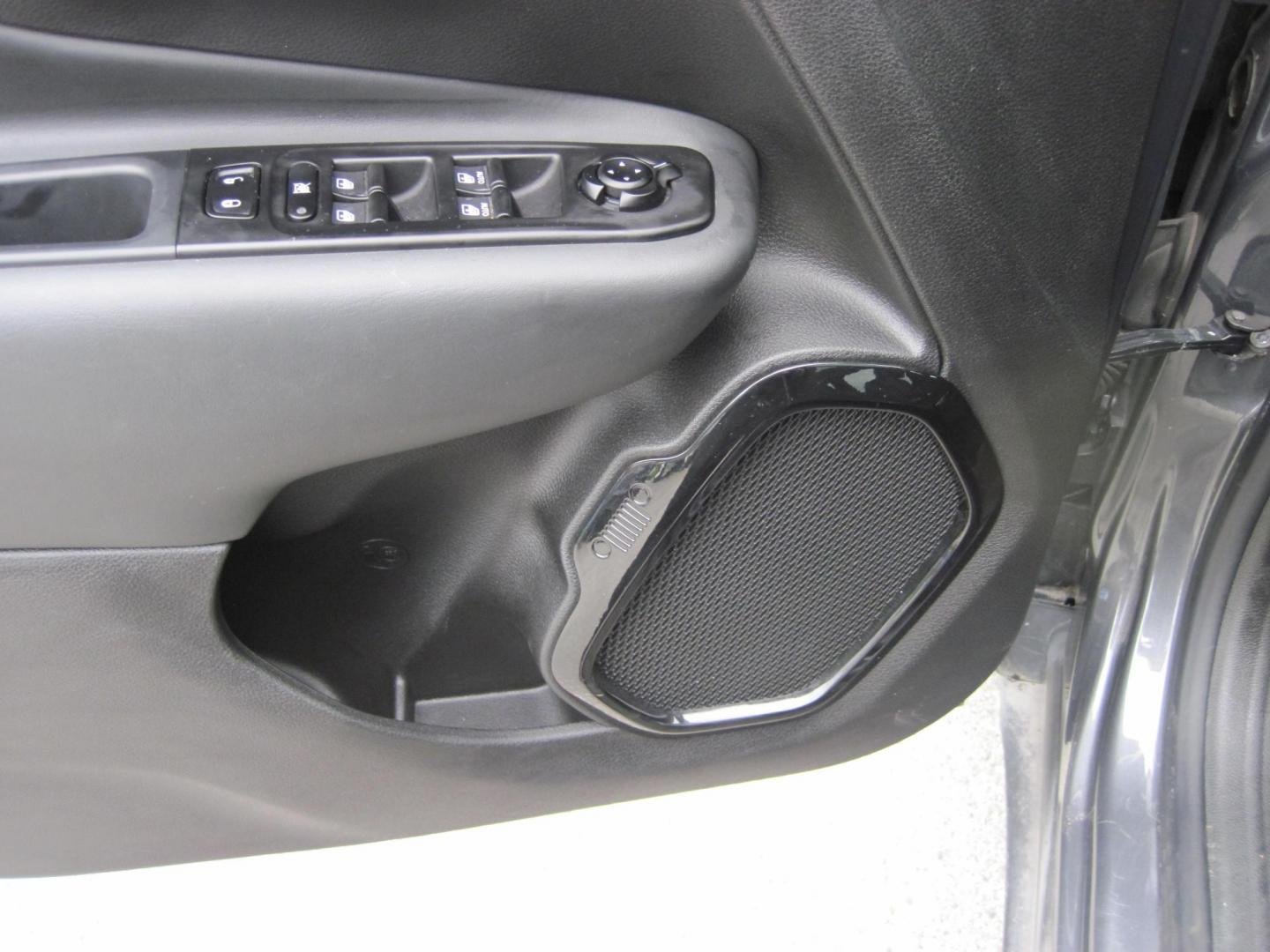 2022 gray /black Jeep Renegade Altitude (ZACNJDE11NP) with an 2.4L L4 DOHC 16V TURBO engine, 9A transmission, located at 9530 Old Seward Highway, Anchorage, AK, 99515, (907) 349-3343, 61.134140, -149.865570 - Low Miles on this 2022 Jeep Renegade Altitude, come take a test drive. - Photo#10