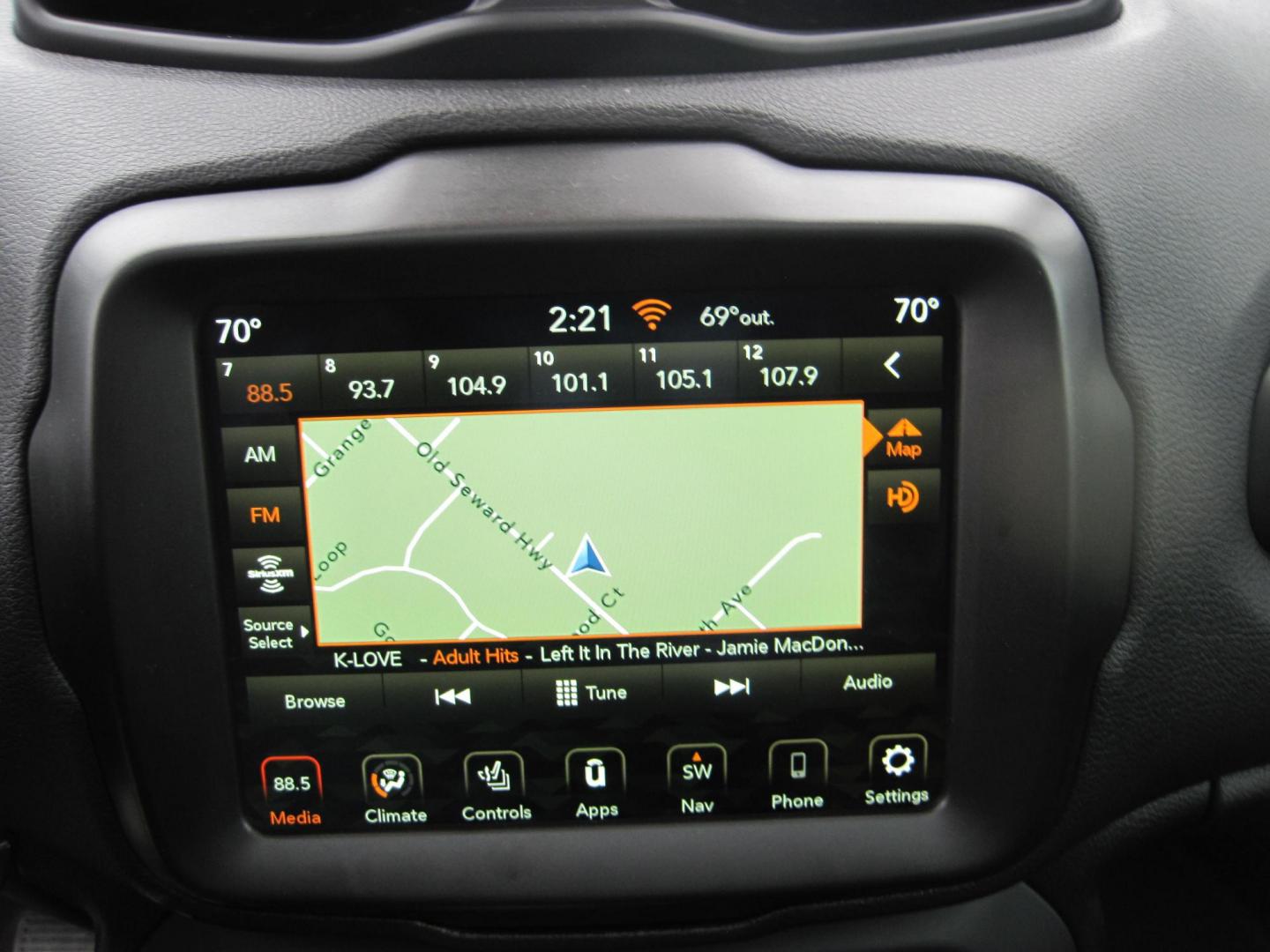 2022 gray /black Jeep Renegade Altitude (ZACNJDE11NP) with an 2.4L L4 DOHC 16V TURBO engine, 9A transmission, located at 9530 Old Seward Highway, Anchorage, AK, 99515, (907) 349-3343, 61.134140, -149.865570 - Low Miles on this 2022 Jeep Renegade Altitude, come take a test drive. - Photo#13