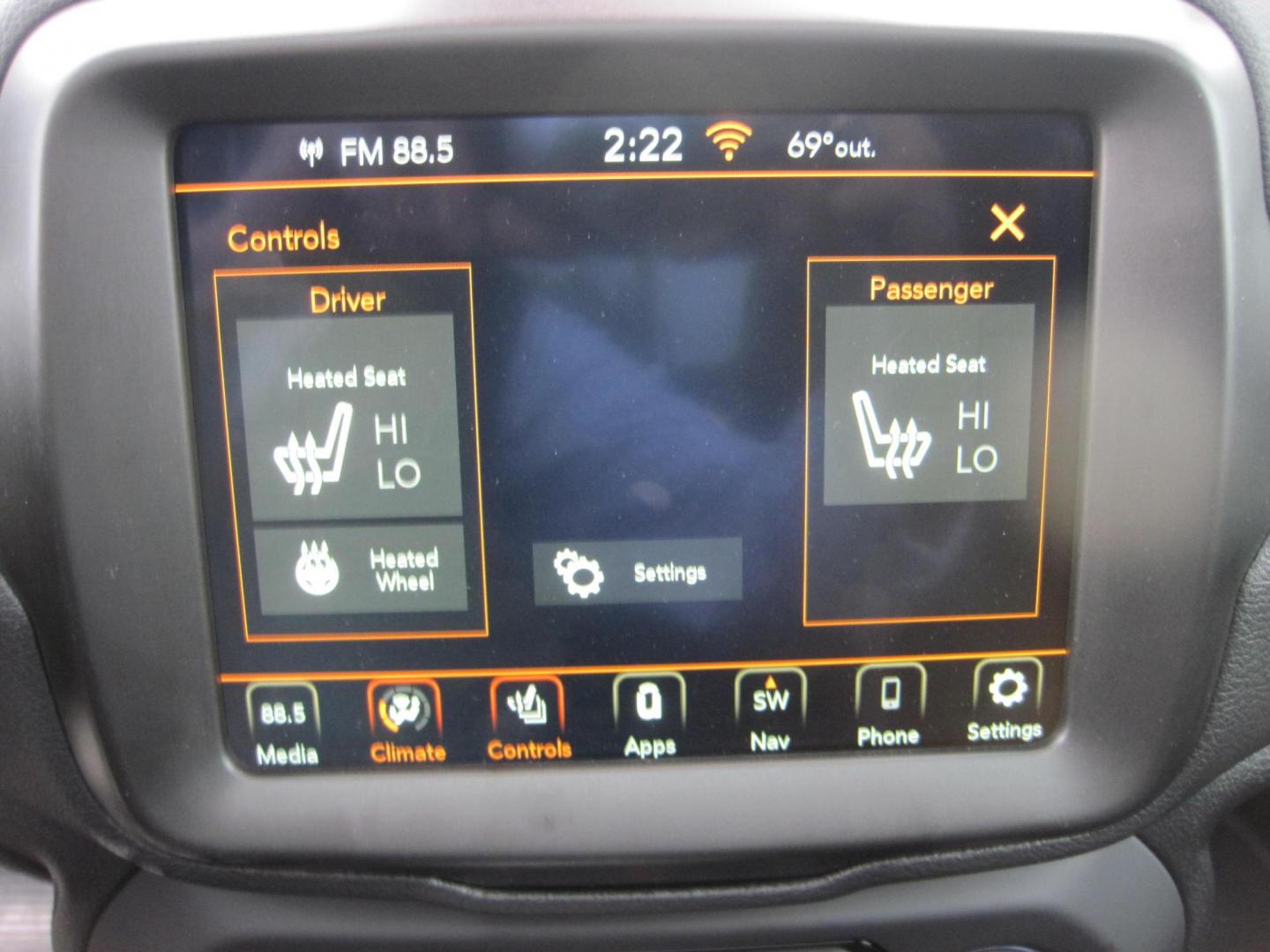 2022 gray /black Jeep Renegade Altitude (ZACNJDE11NP) with an 2.4L L4 DOHC 16V TURBO engine, 9A transmission, located at 9530 Old Seward Highway, Anchorage, AK, 99515, (907) 349-3343, 61.134140, -149.865570 - Low Miles on this 2022 Jeep Renegade Altitude, come take a test drive. - Photo#14