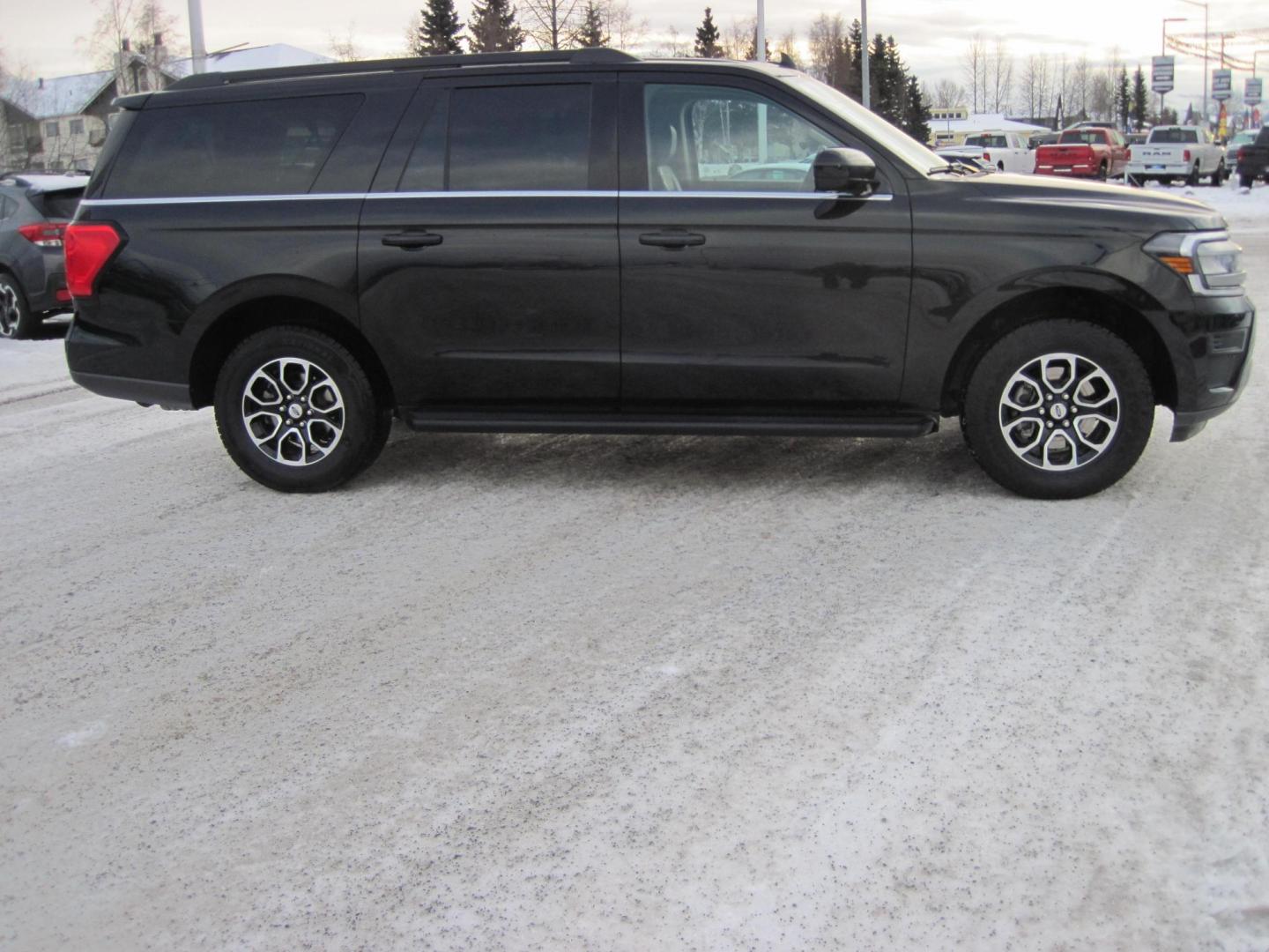 2024 black /gray Ford Expedition MAX XLT 4WD (1FMJK1J83RE) with an 3.5L V6 DOHC 24V FFV engine, 6A transmission, located at 9530 Old Seward Highway, Anchorage, AK, 99515, (907) 349-3343, 61.134140, -149.865570 - 2024 Ford Expedition Max XLT come take a test drive. - Photo#3