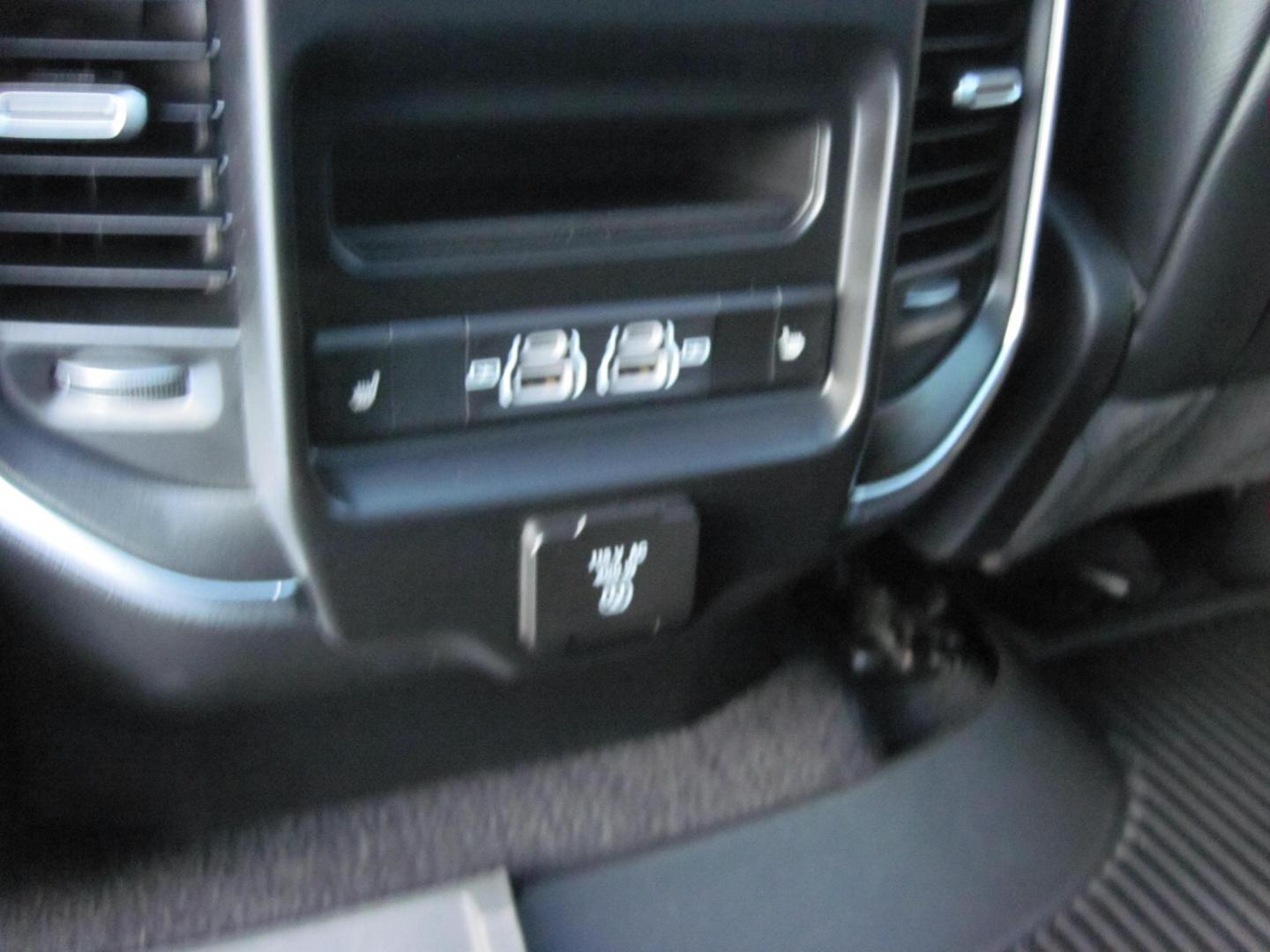 2025 white /black RAM 1500 Laramie Crew Cab 4WD (1C6SRFRP6SN) with an 3.0L V6 DOHC 24V TURBO engine, 8A transmission, located at 9530 Old Seward Highway, Anchorage, AK, 99515, (907) 349-3343, 61.134140, -149.865570 - Photo#9