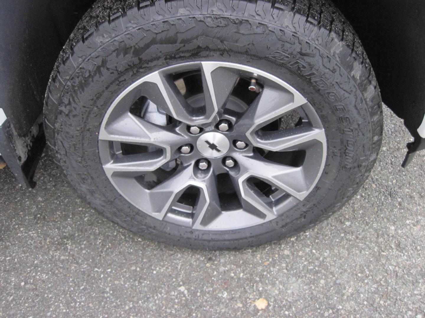 2021 white /black Chevrolet Silverado 1500 RST Crew Cab 4WD (3GCUYEEL3MG) with an 6.2L V8 OHV 16V engine, 6A transmission, located at 9530 Old Seward Highway, Anchorage, AK, 99515, (907) 349-3343, 61.134140, -149.865570 - Low Miles on this 2021 Chevrolet Silverado 1500 come take a test drive. - Photo#3