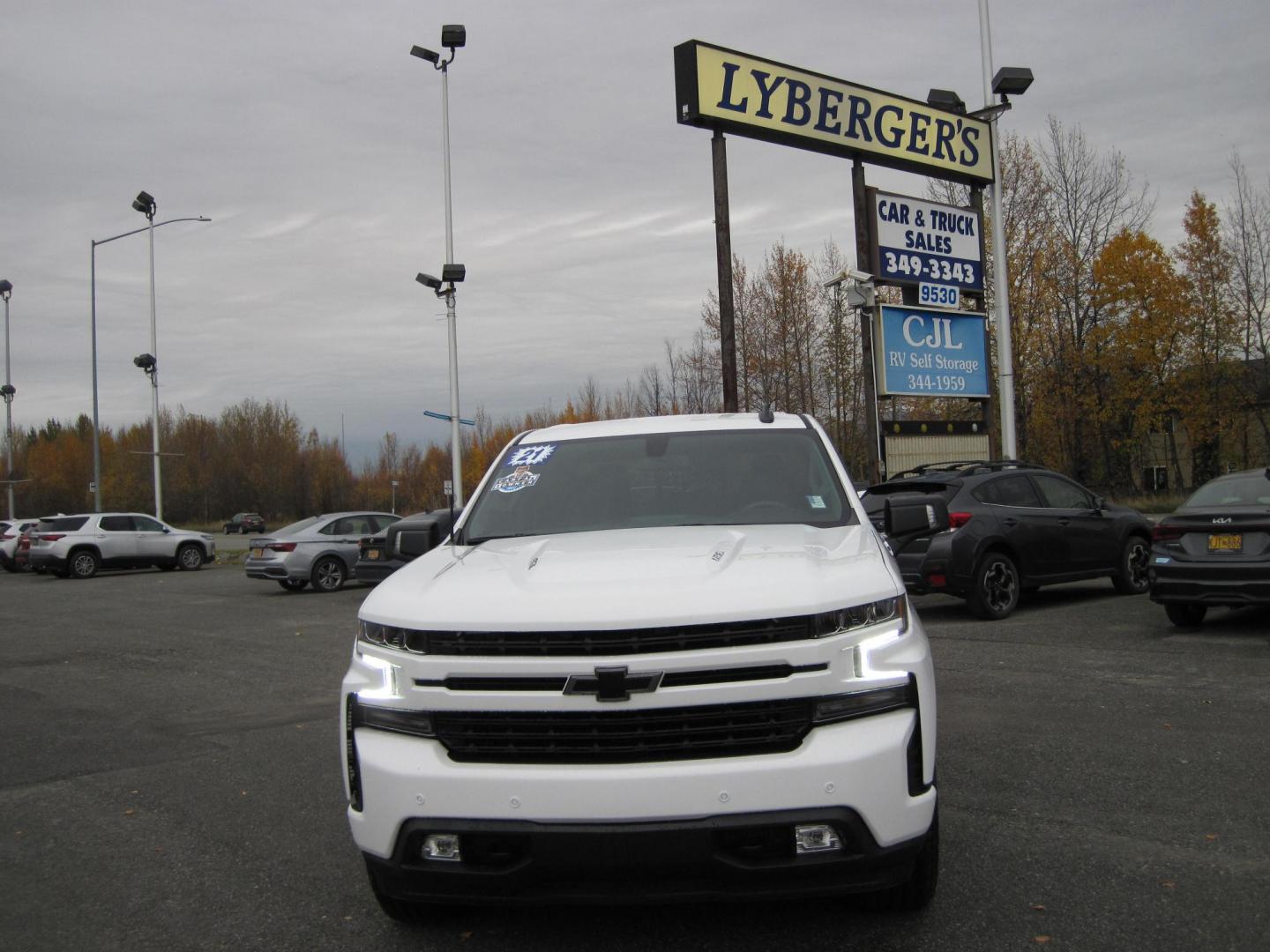 2021 white /black Chevrolet Silverado 1500 RST Crew Cab 4WD (3GCUYEEL3MG) with an 6.2L V8 OHV 16V engine, 6A transmission, located at 9530 Old Seward Highway, Anchorage, AK, 99515, (907) 349-3343, 61.134140, -149.865570 - Low Miles on this 2021 Chevrolet Silverado 1500 come take a test drive. - Photo#2