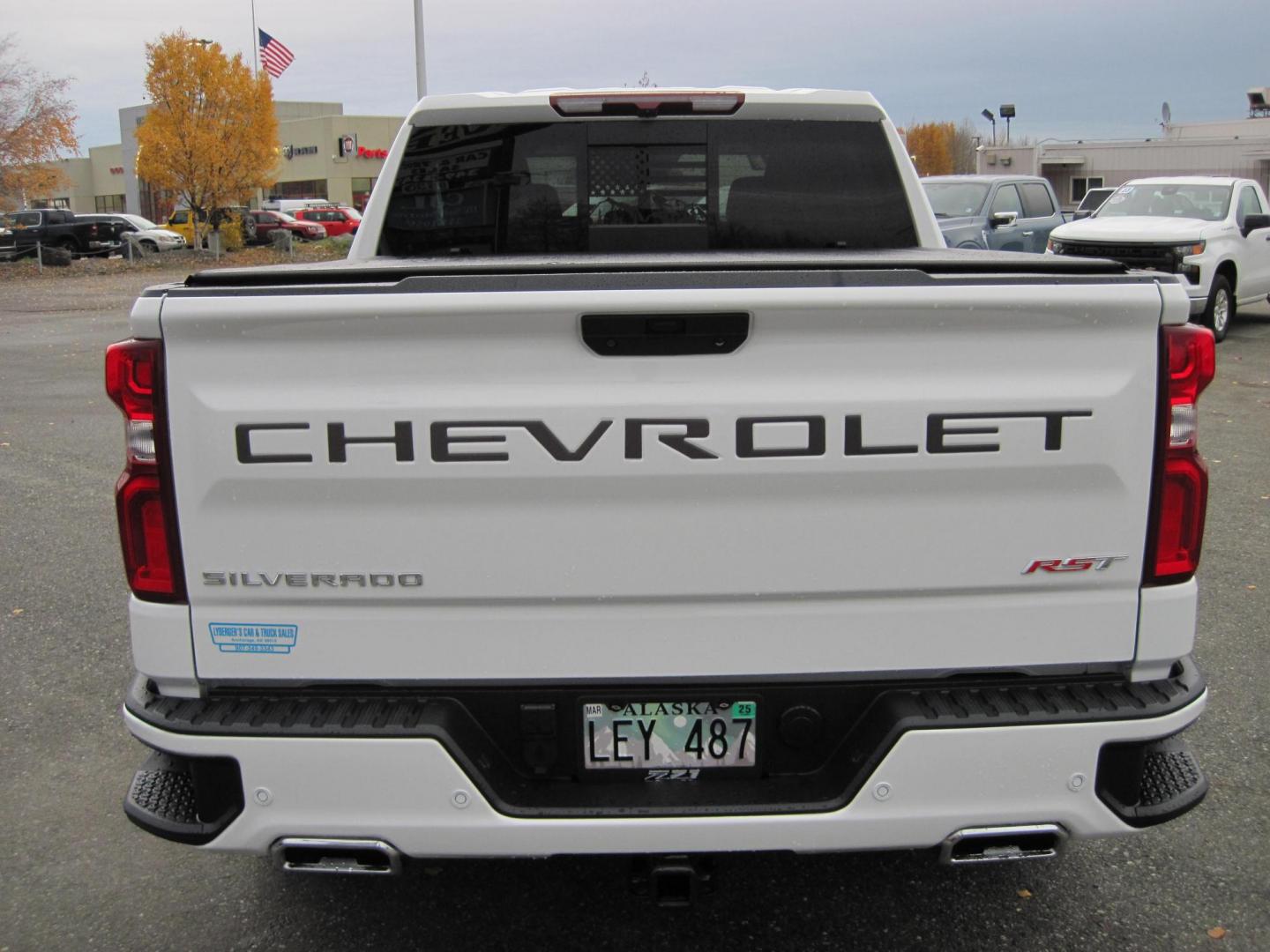 2021 white /black Chevrolet Silverado 1500 RST Crew Cab 4WD (3GCUYEEL3MG) with an 6.2L V8 OHV 16V engine, 6A transmission, located at 9530 Old Seward Highway, Anchorage, AK, 99515, (907) 349-3343, 61.134140, -149.865570 - Low Miles on this 2021 Chevrolet Silverado 1500 come take a test drive. - Photo#5