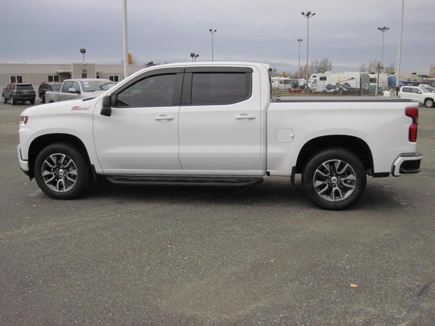 2021 white /black Chevrolet Silverado 1500 RST Crew Cab 4WD (3GCUYEEL3MG) with an 6.2L V8 OHV 16V engine, 6A transmission, located at 9530 Old Seward Highway, Anchorage, AK, 99515, (907) 349-3343, 61.134140, -149.865570 - Low Miles on this 2021 Chevrolet Silverado 1500 come take a test drive. - Photo#7