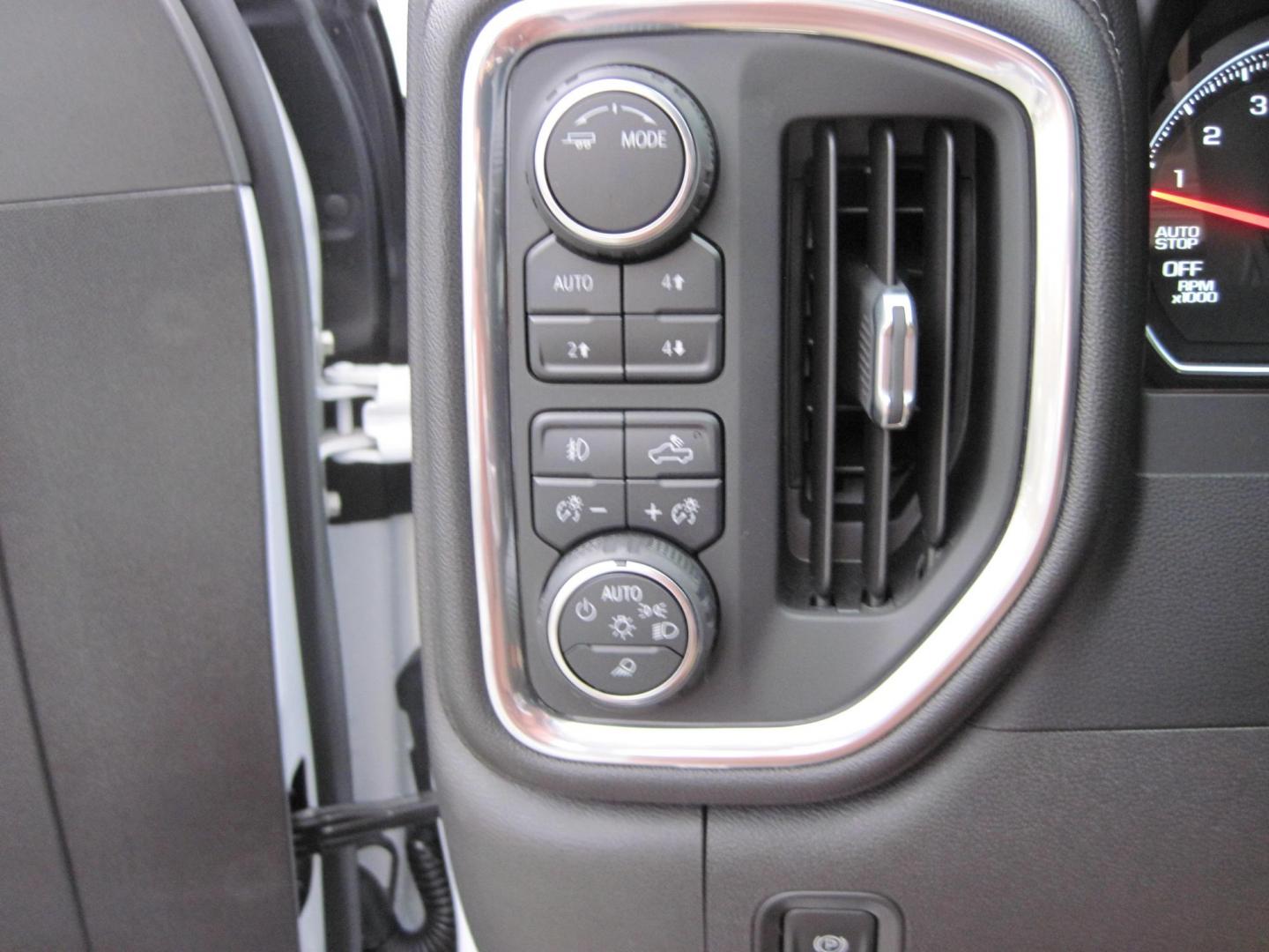 2021 white /black Chevrolet Silverado 1500 RST Crew Cab 4WD (3GCUYEEL3MG) with an 6.2L V8 OHV 16V engine, 6A transmission, located at 9530 Old Seward Highway, Anchorage, AK, 99515, (907) 349-3343, 61.134140, -149.865570 - Low Miles on this 2021 Chevrolet Silverado 1500 come take a test drive. - Photo#12