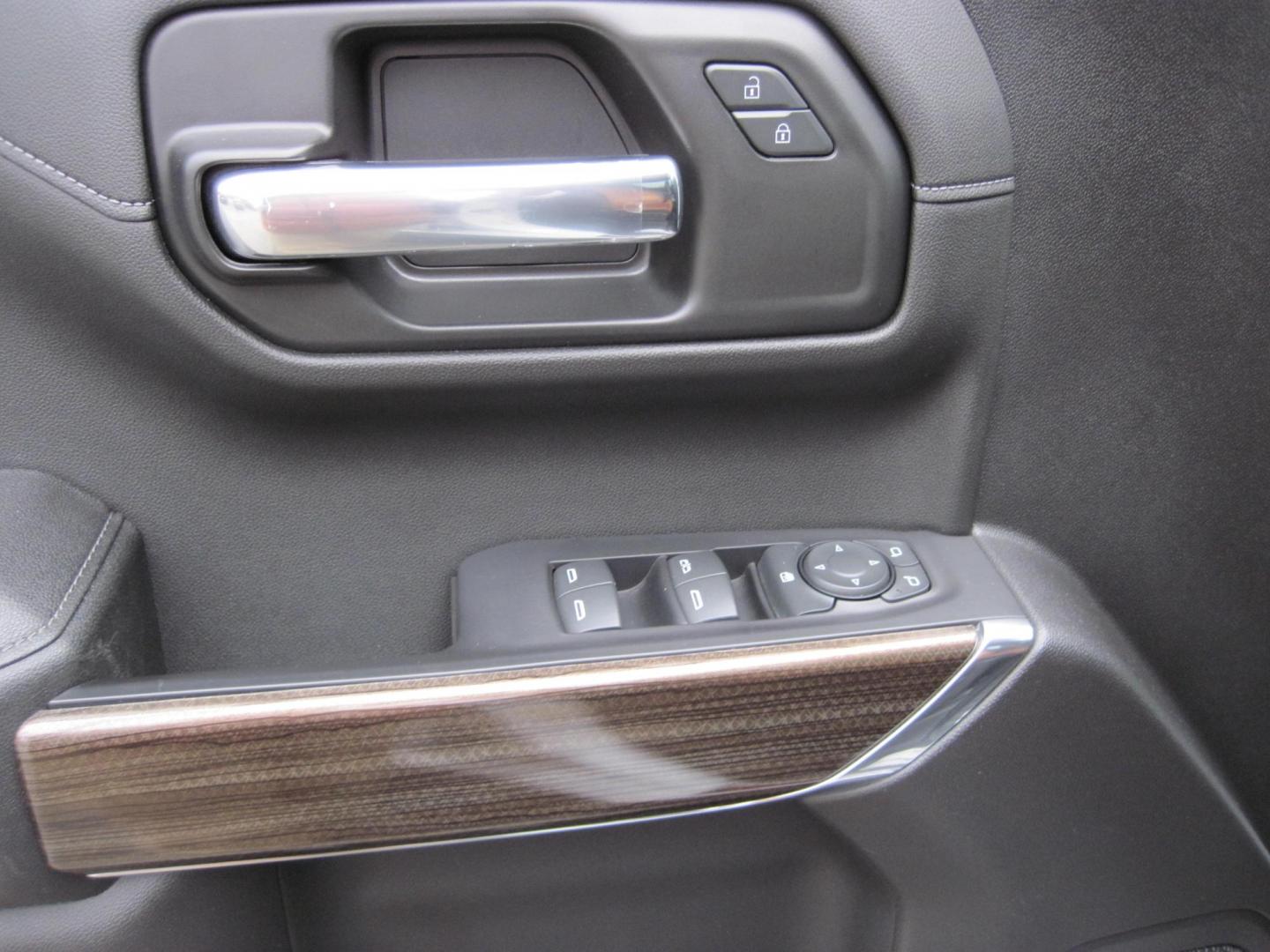 2021 white /black Chevrolet Silverado 1500 RST Crew Cab 4WD (3GCUYEEL3MG) with an 6.2L V8 OHV 16V engine, 6A transmission, located at 9530 Old Seward Highway, Anchorage, AK, 99515, (907) 349-3343, 61.134140, -149.865570 - Low Miles on this 2021 Chevrolet Silverado 1500 come take a test drive. - Photo#11