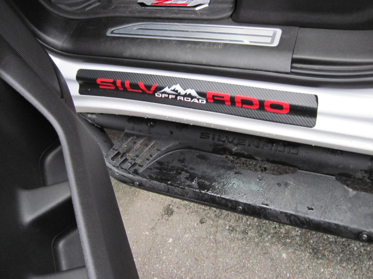 2021 white /black Chevrolet Silverado 1500 RST Crew Cab 4WD (3GCUYEEL3MG) with an 6.2L V8 OHV 16V engine, 6A transmission, located at 9530 Old Seward Highway, Anchorage, AK, 99515, (907) 349-3343, 61.134140, -149.865570 - Low Miles on this 2021 Chevrolet Silverado 1500 come take a test drive. - Photo#19