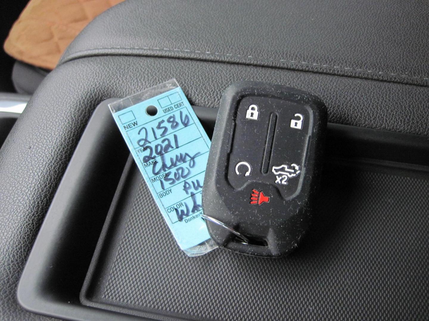 2021 white /black Chevrolet Silverado 1500 RST Crew Cab 4WD (3GCUYEEL3MG) with an 6.2L V8 OHV 16V engine, 6A transmission, located at 9530 Old Seward Highway, Anchorage, AK, 99515, (907) 349-3343, 61.134140, -149.865570 - Low Miles on this 2021 Chevrolet Silverado 1500 come take a test drive. - Photo#21