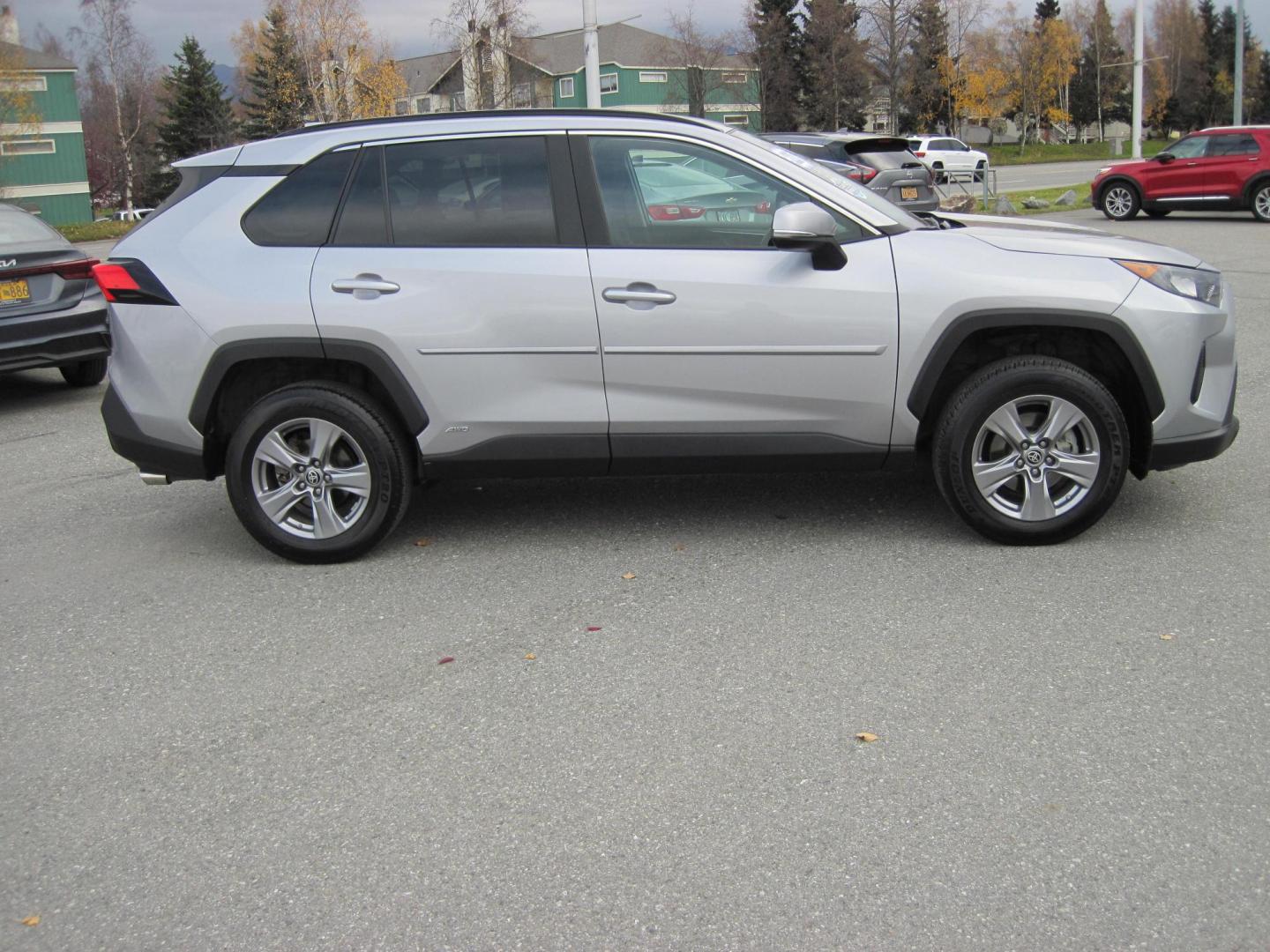 2022 silver /gray Toyota RAV4 Hybrid LE (4T3MWRFV7NU) with an 2.5L L4 DOHC 16V HYBRID engine, CVT transmission, located at 9530 Old Seward Highway, Anchorage, AK, 99515, (907) 349-3343, 61.134140, -149.865570 - Nice 2022 Toyota Rav4 Hybrid LE come take a test drive. - Photo#4