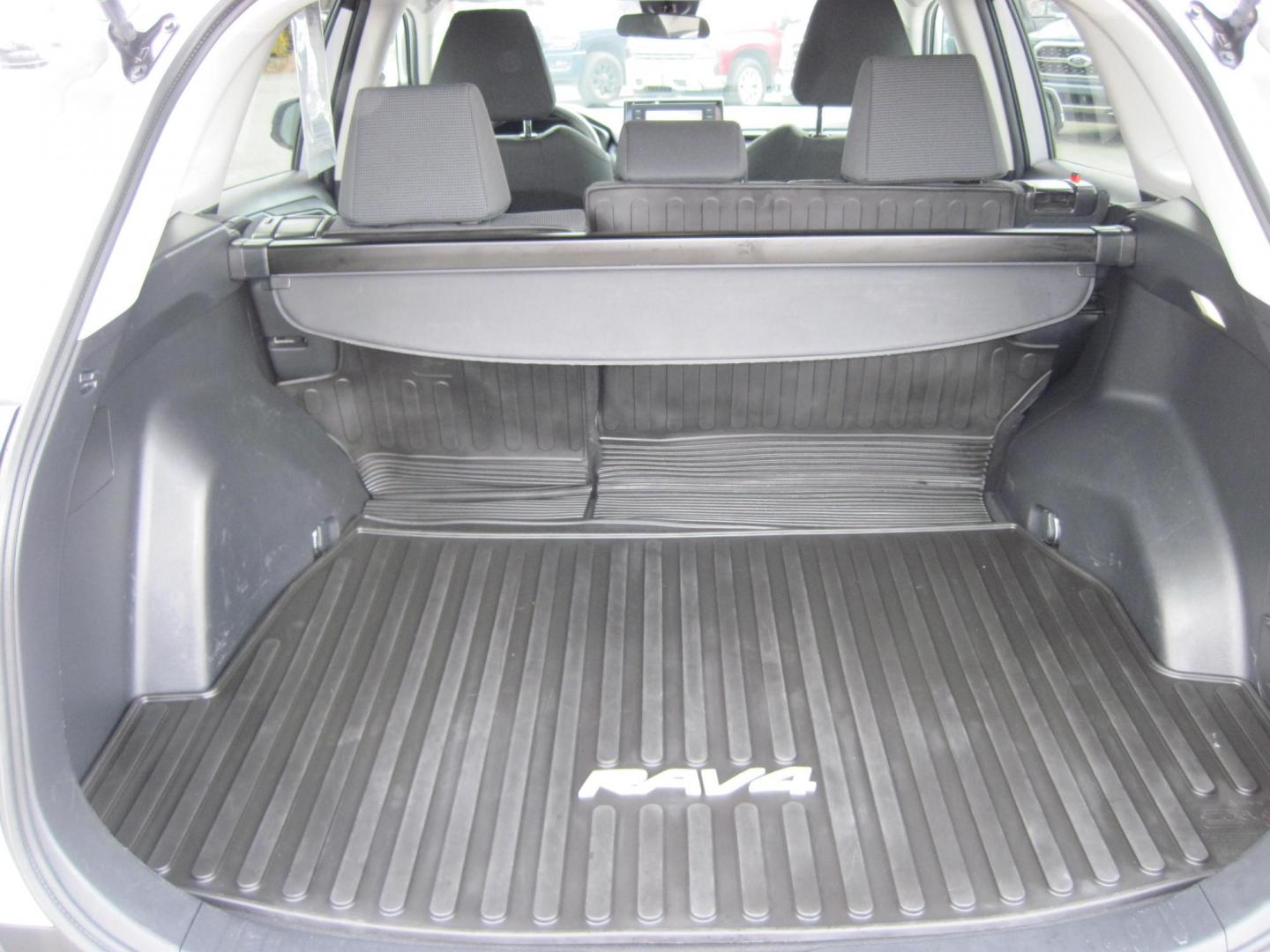 2022 silver /gray Toyota RAV4 Hybrid LE (4T3MWRFV7NU) with an 2.5L L4 DOHC 16V HYBRID engine, CVT transmission, located at 9530 Old Seward Highway, Anchorage, AK, 99515, (907) 349-3343, 61.134140, -149.865570 - Nice 2022 Toyota Rav4 Hybrid LE come take a test drive. - Photo#7