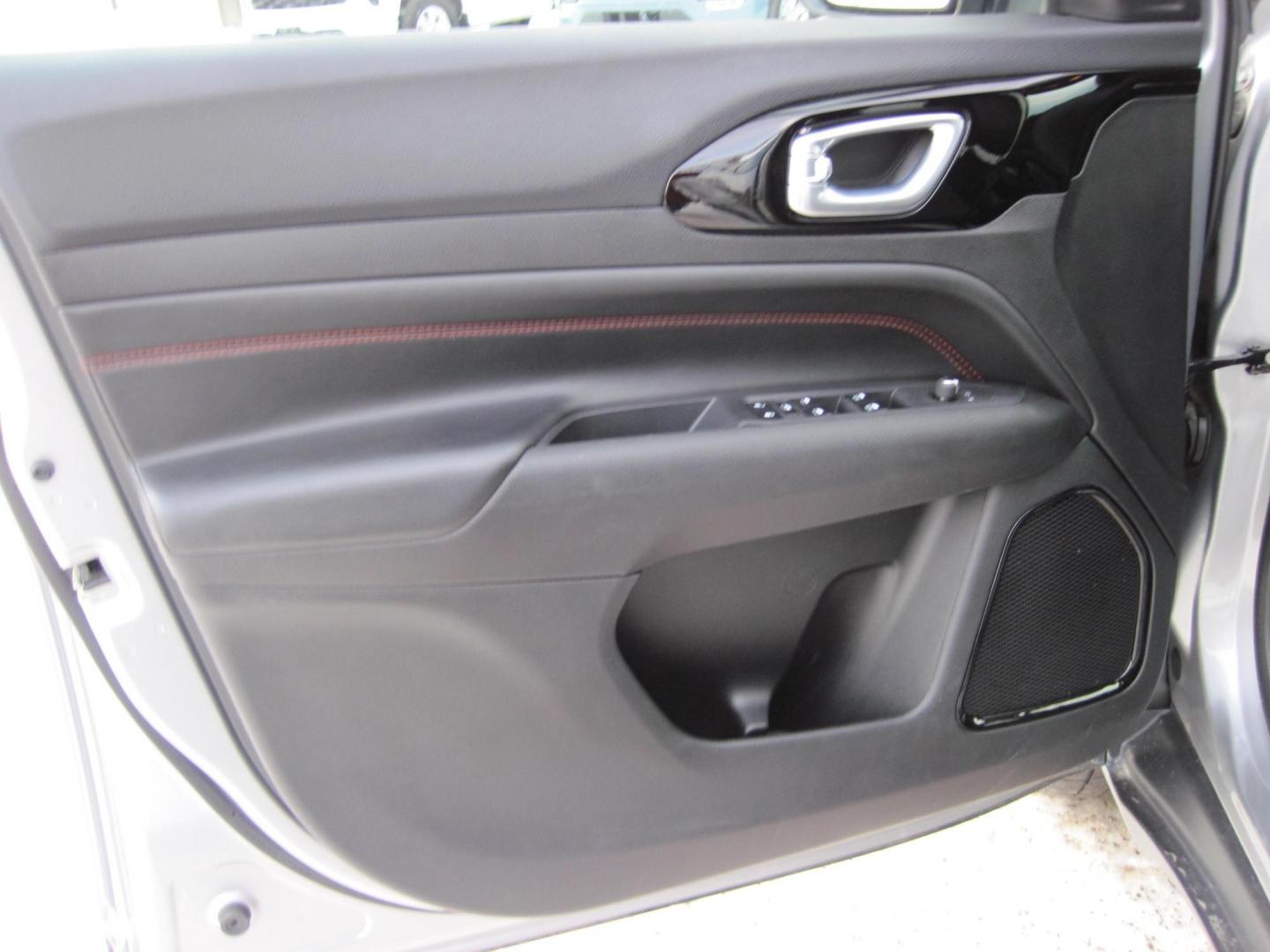 2023 silver /black Jeep Compass Trailhawk 4WD (3C4NJDDN7PT) with an 2.0L L4 DOHC 16V TURBO engine, 9A transmission, located at 9530 Old Seward Highway, Anchorage, AK, 99515, (907) 349-3343, 61.134140, -149.865570 - Nice Jeep Compass Trailhawk come take a test drive - Photo#9