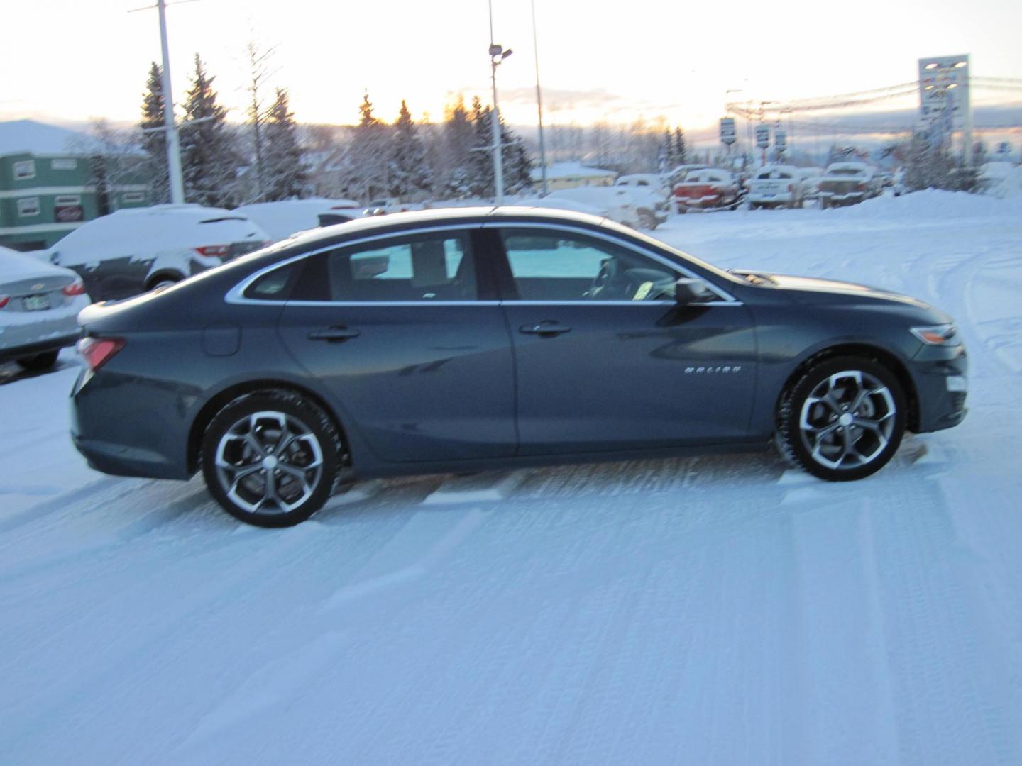 2020 blue /gray Chevrolet Malibu LT (1G1ZD5ST7LF) with an 1.5L L4 DOHC 16V engine, 6A transmission, located at 9530 Old Seward Highway, Anchorage, AK, 99515, (907) 349-3343, 61.134140, -149.865570 - Photo#4