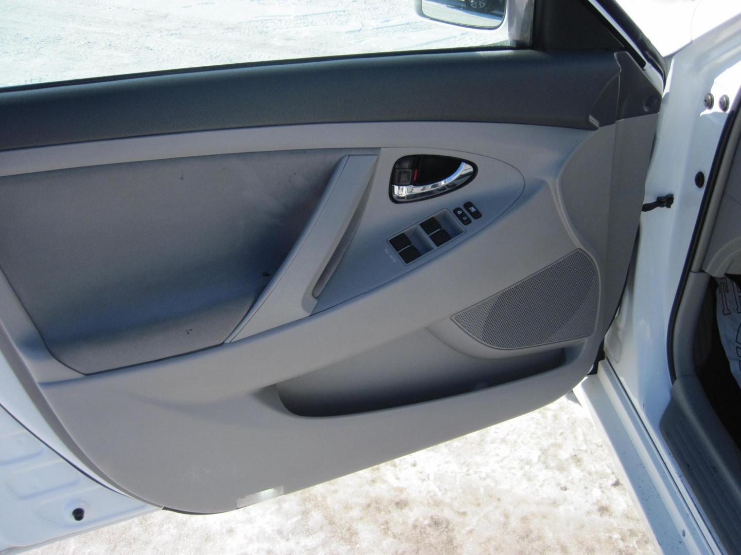 2011 white /black Toyota Camry LE (4T1BF3EK1BU) with an 2.5L L4 DOHC 16V engine, automatic transmission, located at 9530 Old Seward Highway, Anchorage, AK, 99515, (907) 349-3343, 61.134140, -149.865570 - Nice Toyota Camry LE come take a test drive - Photo#9