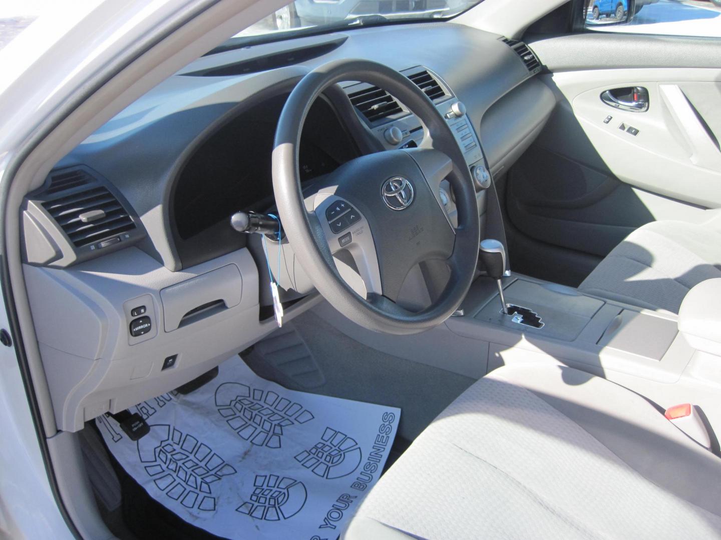 2011 white /black Toyota Camry LE (4T1BF3EK1BU) with an 2.5L L4 DOHC 16V engine, automatic transmission, located at 9530 Old Seward Highway, Anchorage, AK, 99515, (907) 349-3343, 61.134140, -149.865570 - Nice Toyota Camry LE come take a test drive - Photo#10