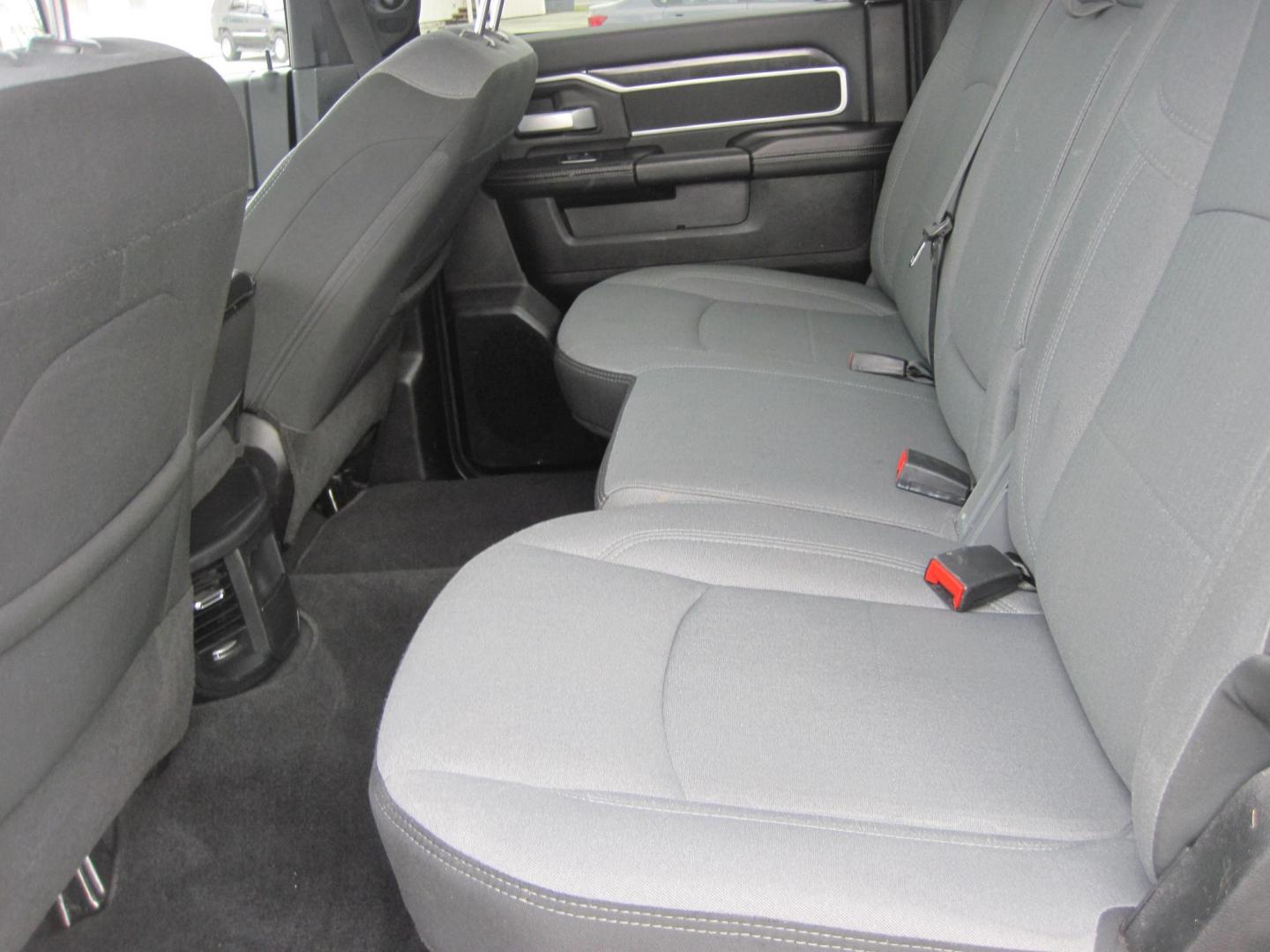 2024 white /gray RAM 3500 Big Horn Crew Cab LWB 4WD (3C63R3HL6RG) with an 6.7L L6 OHV 24V TURBO DIESEL engine, 6A transmission, located at 9530 Old Seward Highway, Anchorage, AK, 99515, (907) 349-3343, 61.134140, -149.865570 - Nice 2024 Ram 3500 Big Horn Long box diesel come take a test drive - Photo#9